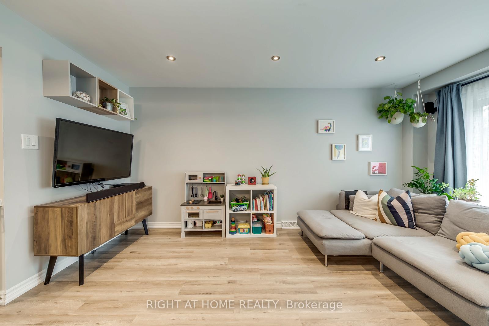 Photo 6 of 132 Ashton Crescent, Brampton, Central Park — HOMEH