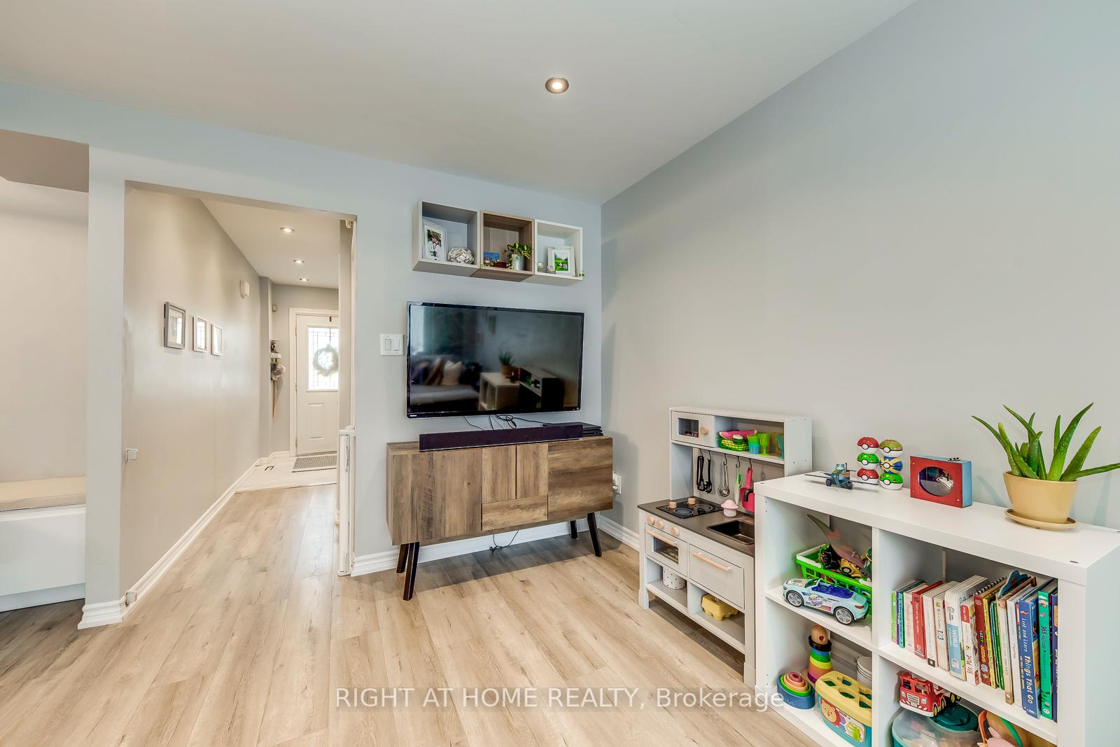 Photo 7 of 132 Ashton Crescent, Brampton, Central Park — HOMEH