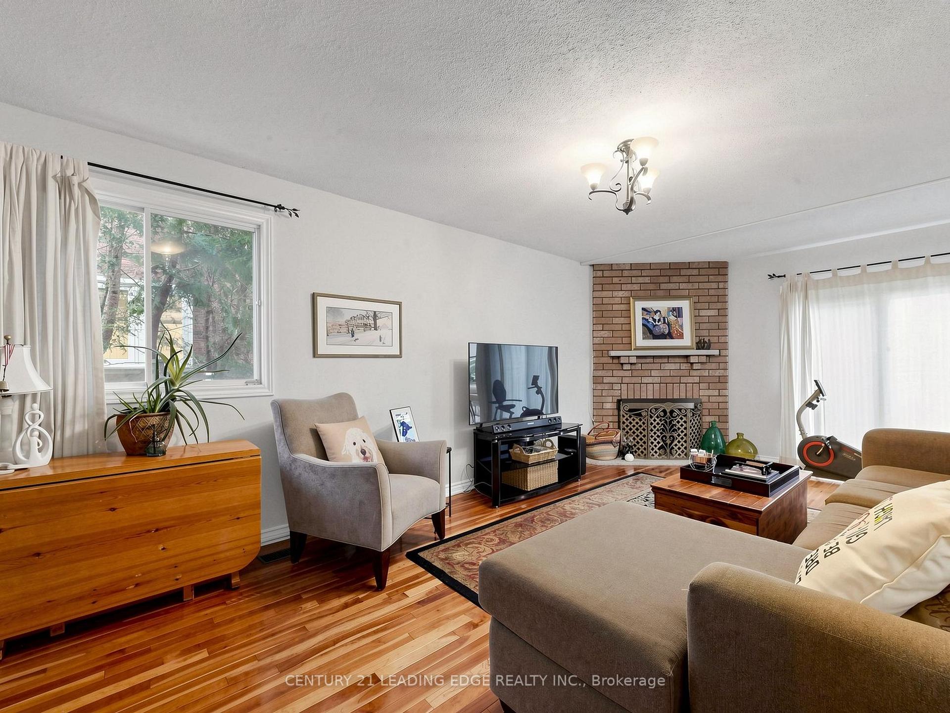 Photo 13 of 379 Manhattan Drive, Markham, Markville — HOMEH