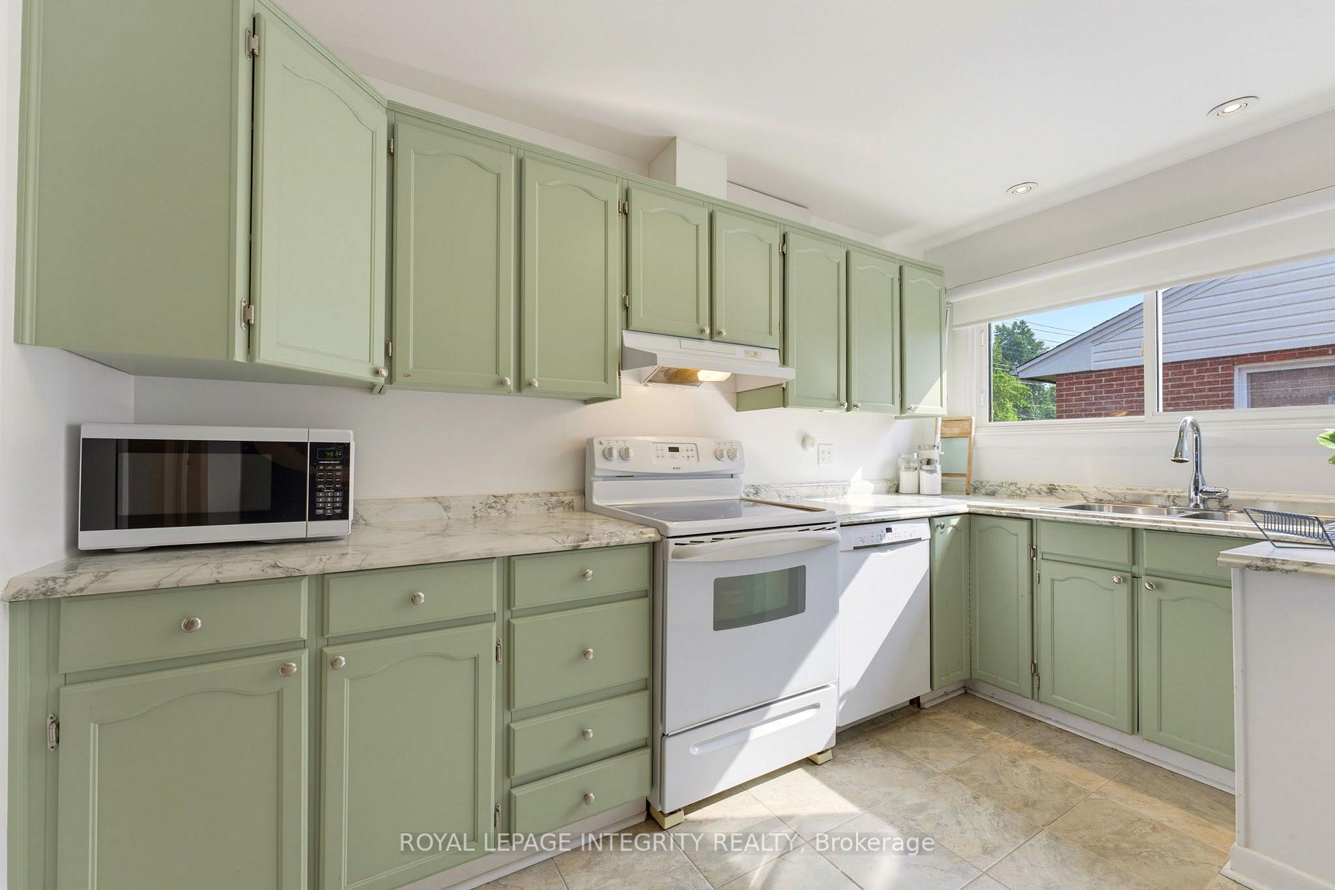 Photo 15 of 2393 Iris Street, Ottawa, Parkway Park — HOMEH