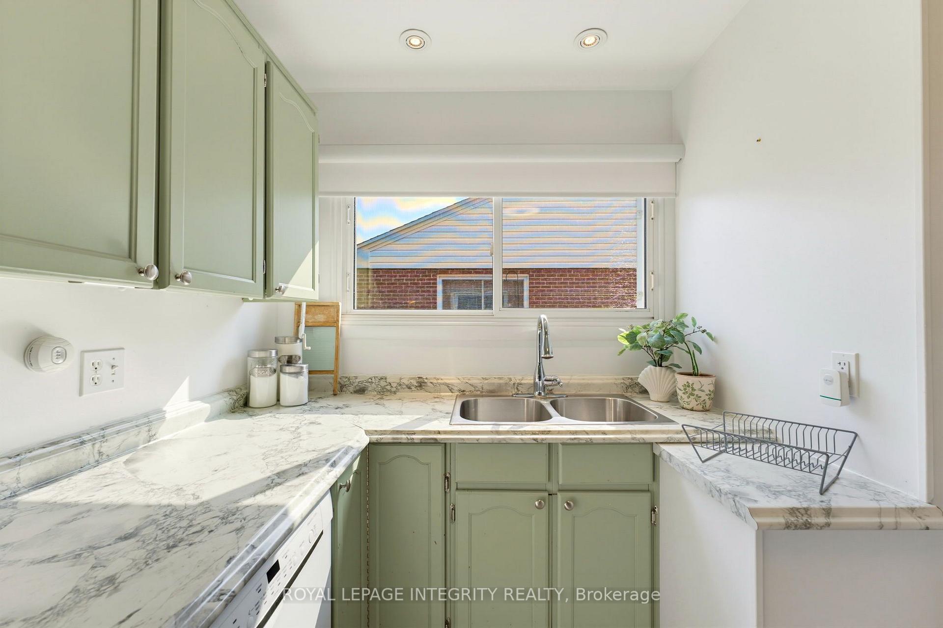 Photo 16 of 2393 Iris Street, Ottawa, Parkway Park — HOMEH