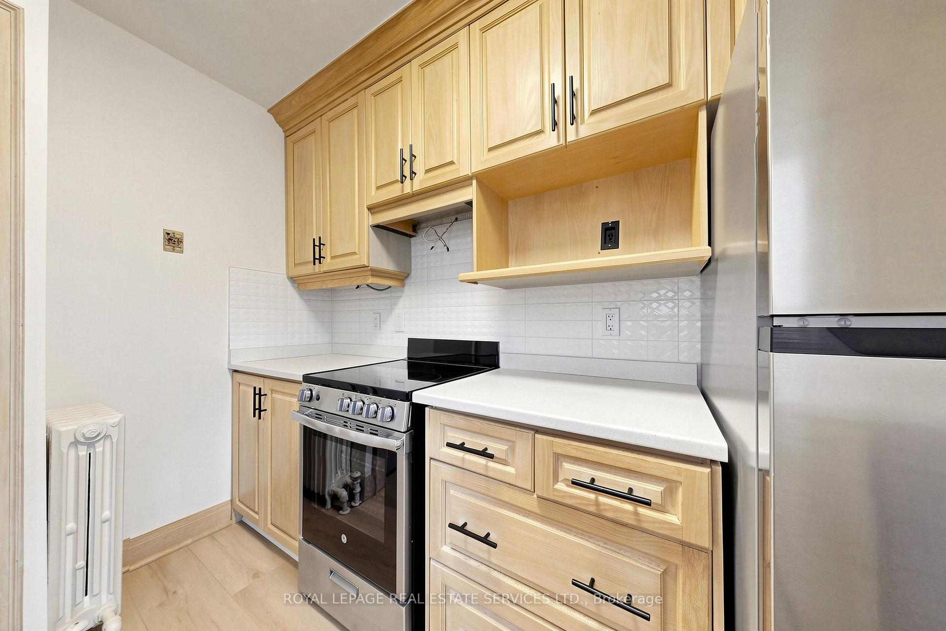 Photo 12 of 31 Rosemeade Avenue, Etobicoke, Stonegate-Queensway — HOMEH