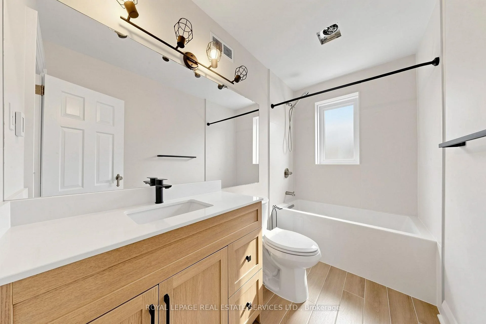 Photo 10 of 31 Rosemeade Avenue, Etobicoke, Stonegate-Queensway — HOMEH
