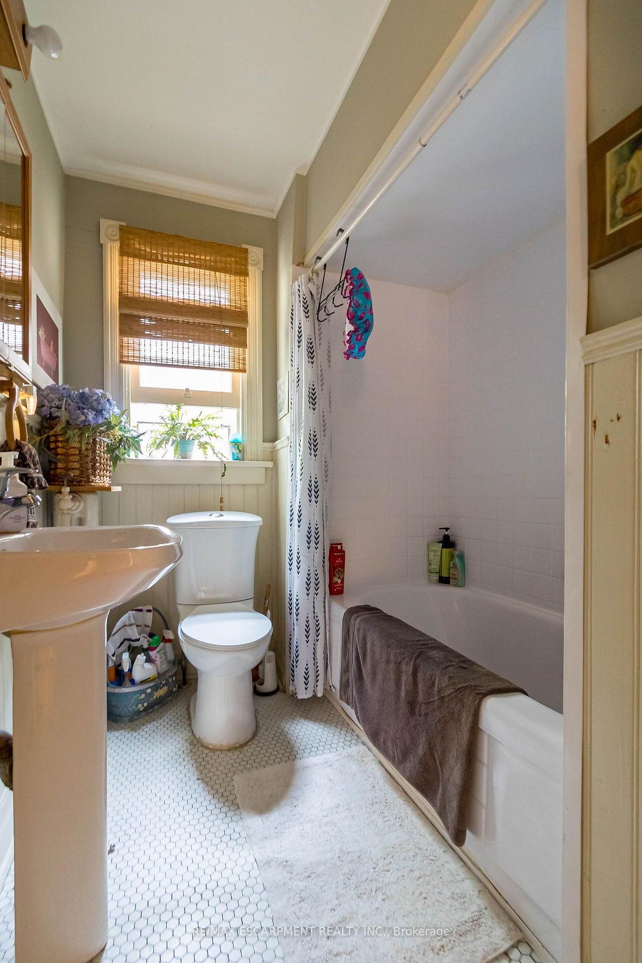 Photo 23 of 121 Eastbourne Avenue, Hamilton, St. Clair — HOMEH