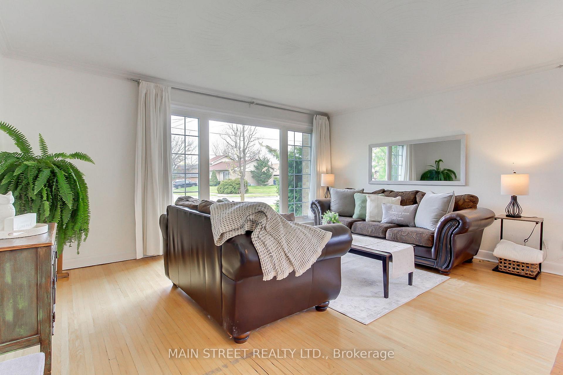 Photo 4 of 14 Westhampton Drive, Etobicoke, Kingsview Village-The Westway — HOMEH