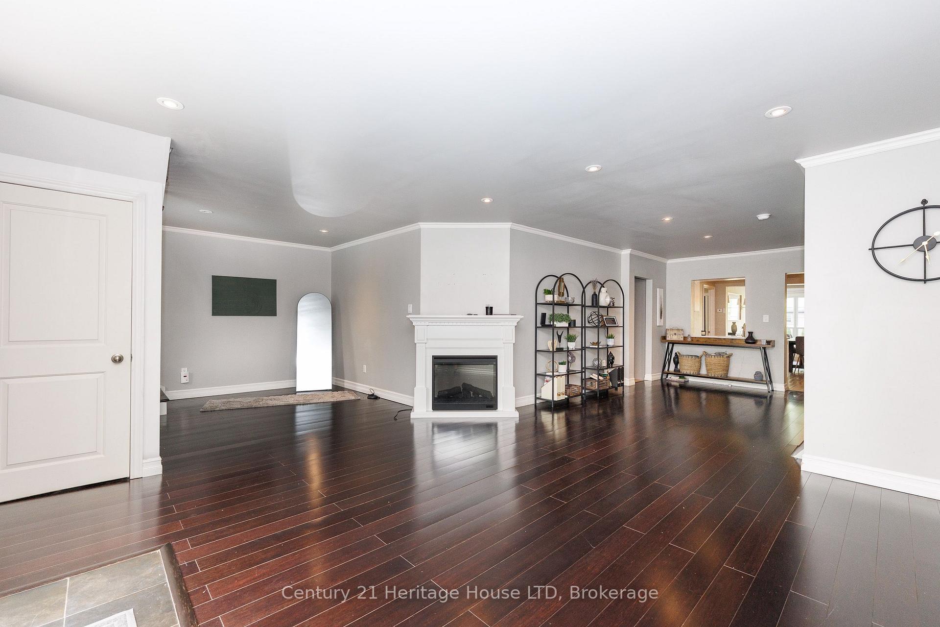 Photo 3 of 6021 Montrose Road, Niagara Falls, West Wood — HOMEH