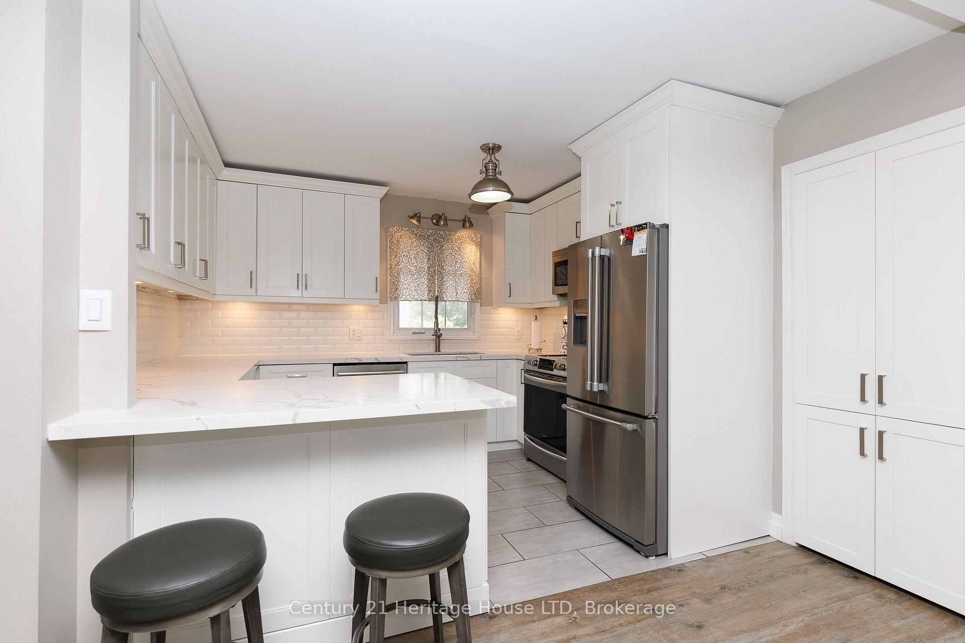 Photo 11 of 6021 Montrose Road, Niagara Falls, West Wood — HOMEH