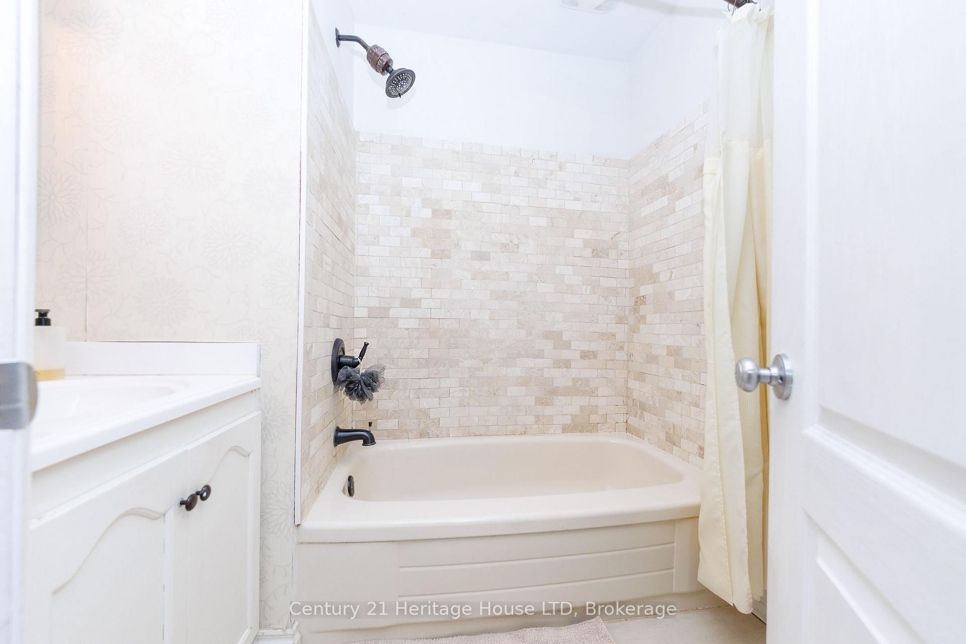 Photo 14 of 6021 Montrose Road, Niagara Falls, West Wood — HOMEH