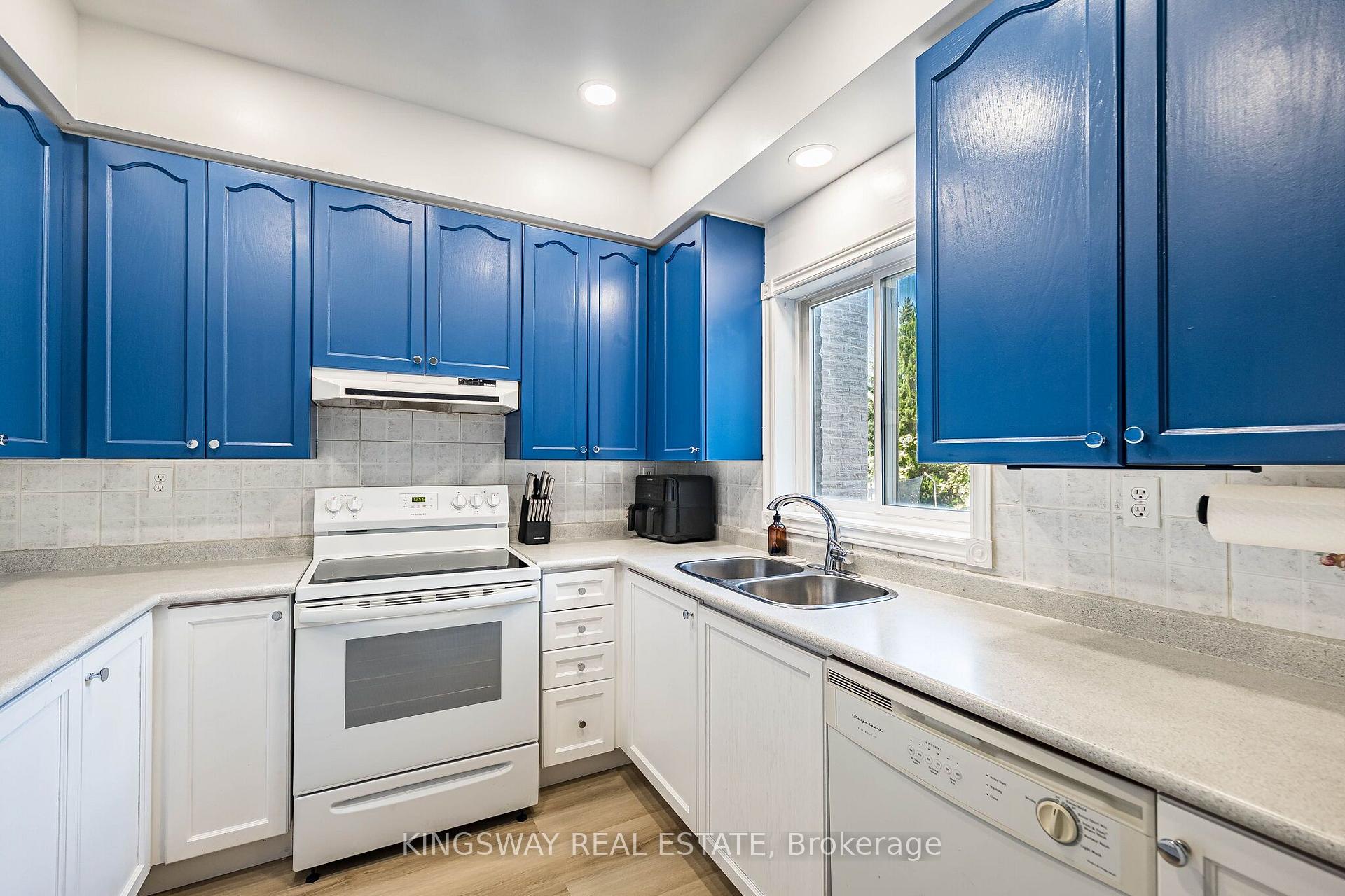 Photo 16 of 2057 White Dove Circle, Oakville, West Oak Trails — HOMEH