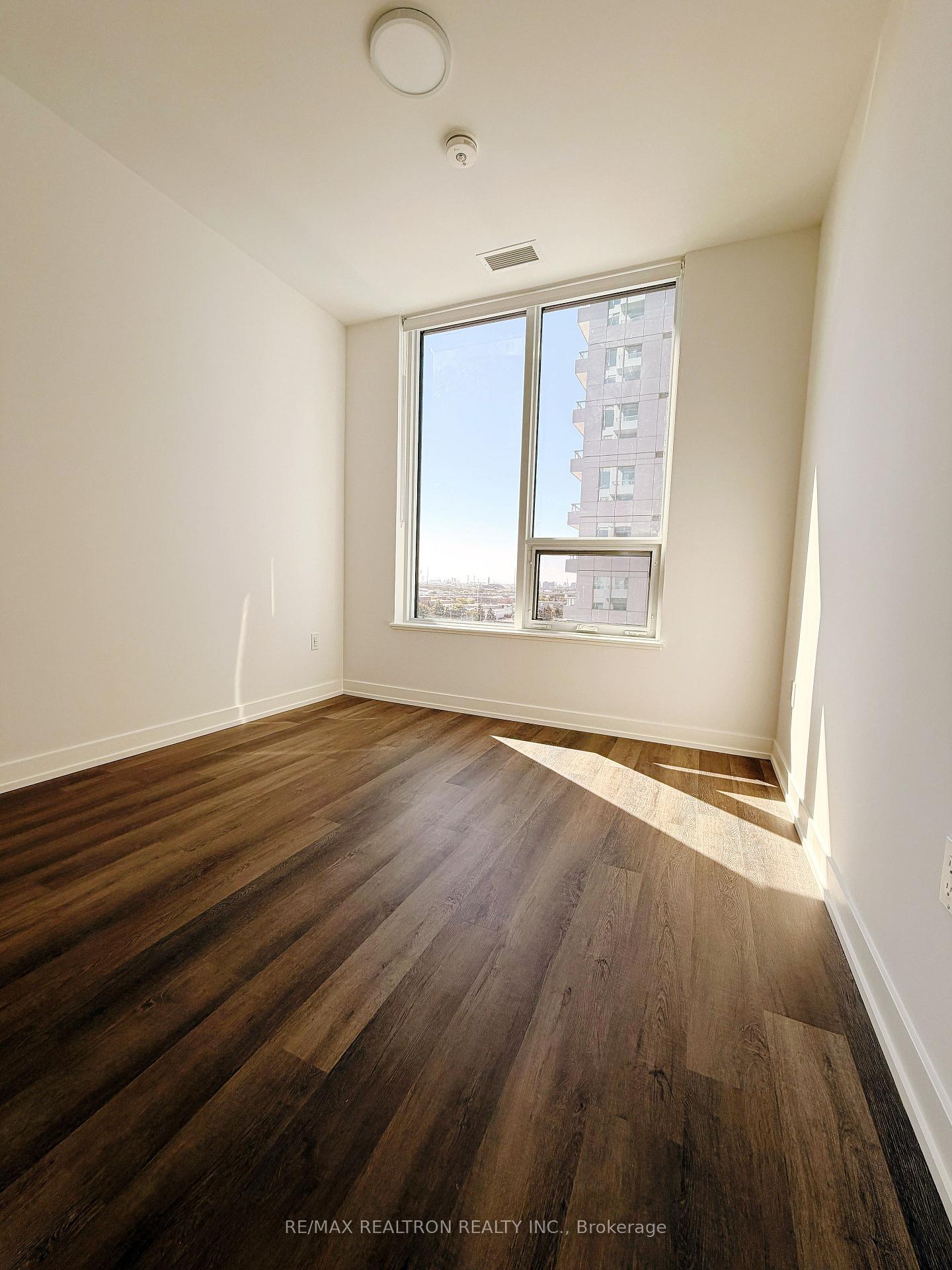 Photo 3 of Unit 607, 5 Meadowdale Road E, Vaughan, Vaughan Corporate Centre — HOMEH