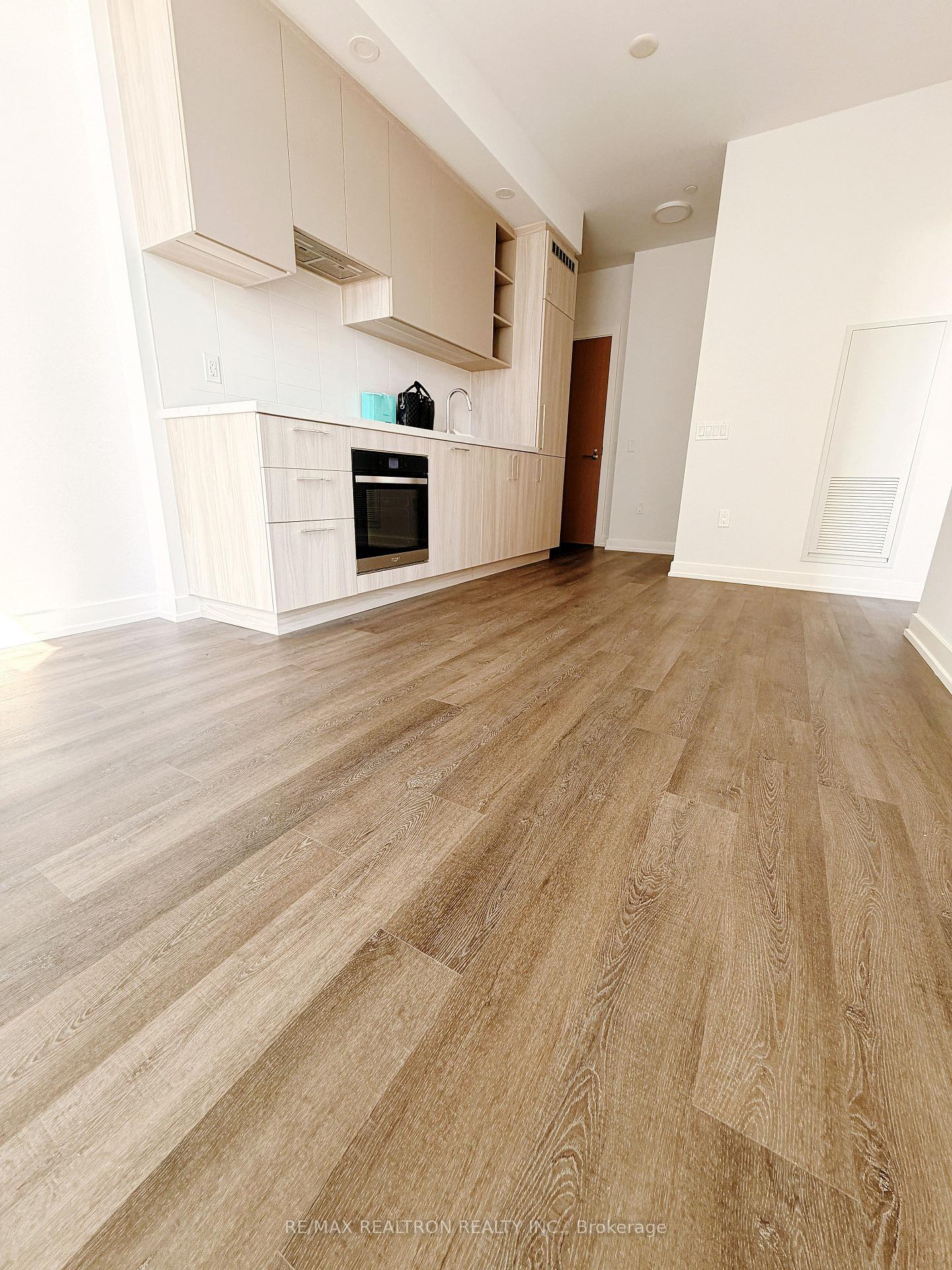 Photo 5 of Unit 607, 5 Meadowdale Road E, Vaughan, Vaughan Corporate Centre — HOMEH