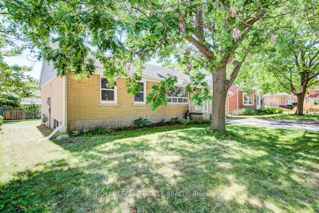 Photo 2 of 17 Crestwood Avenue, Kitchener, Uptown Waterloo/North Ward — HOMEH