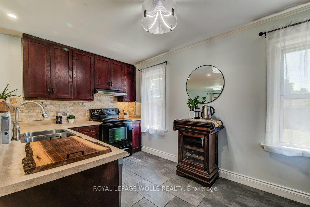 Photo 13 of 17 Crestwood Avenue, Kitchener, Uptown Waterloo/North Ward — HOMEH