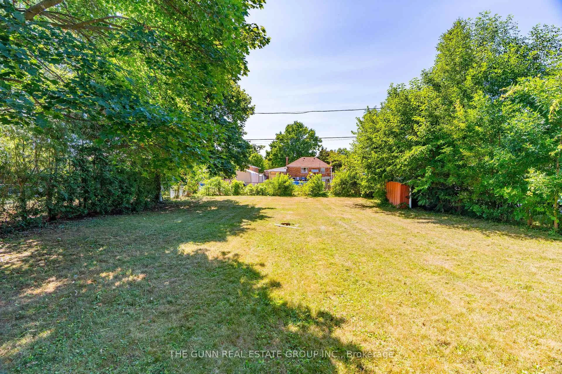 Photo 10 of 931 Willow Drive, London, South Y — HOMEH