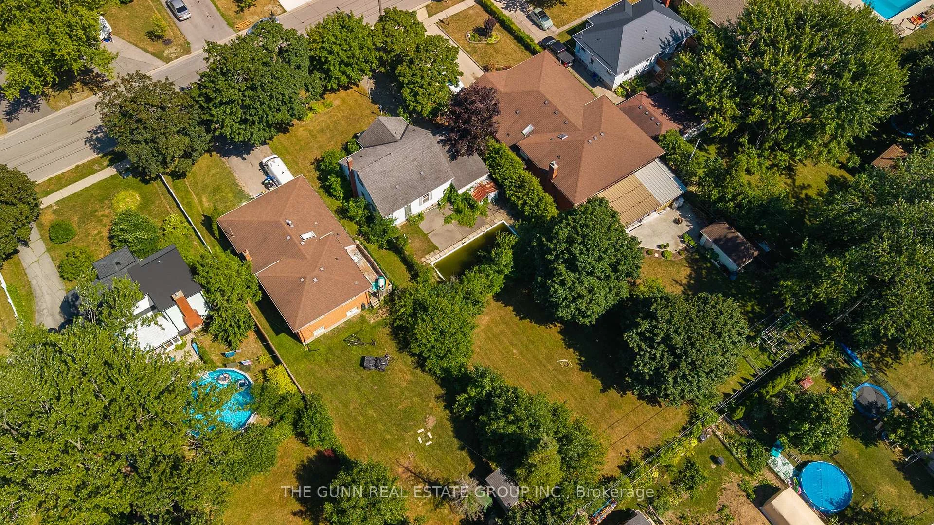 Photo 16 of 931 Willow Drive, London, South Y — HOMEH