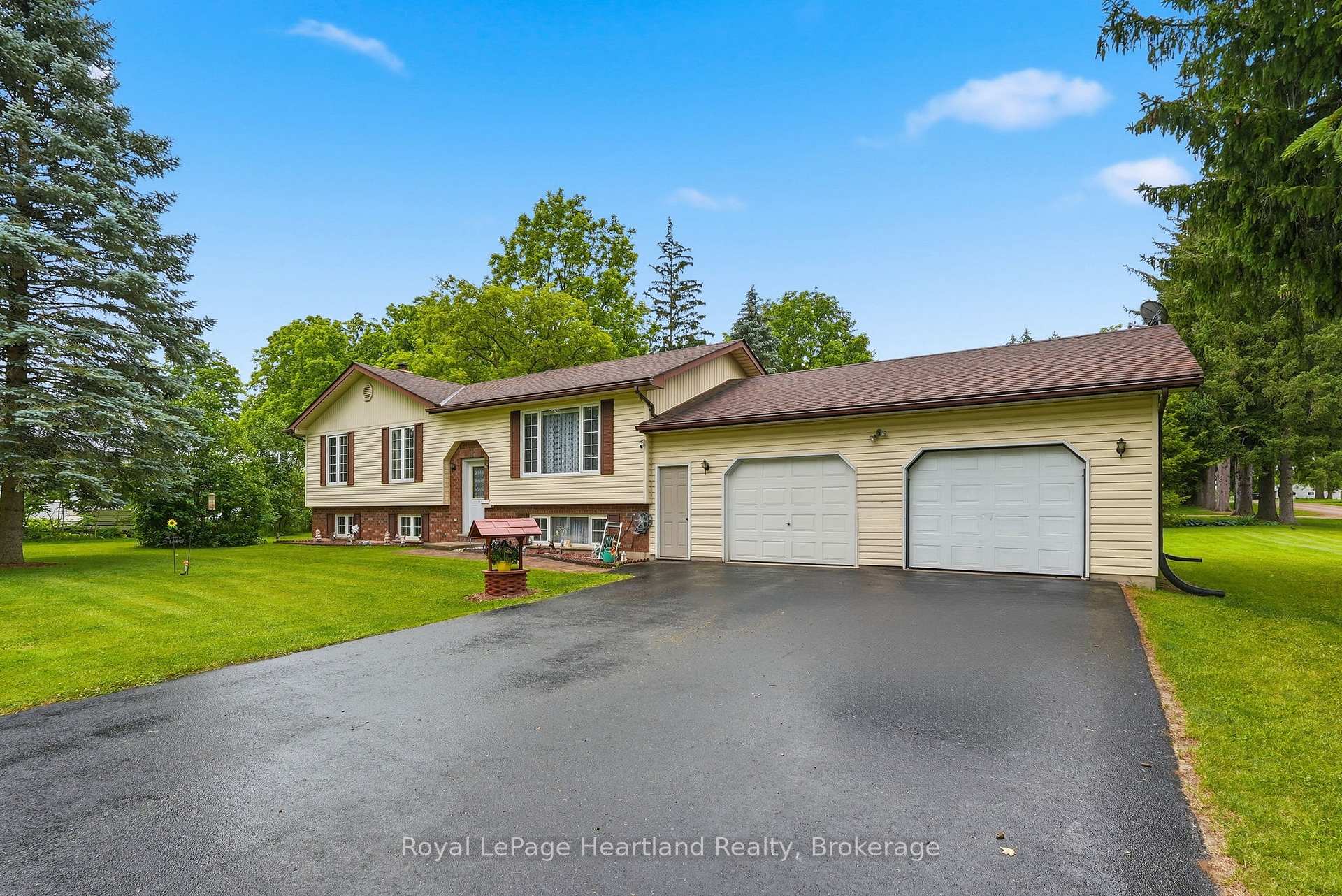 Photo 3 of 947 Caroline Street, West Grey — HOMEH