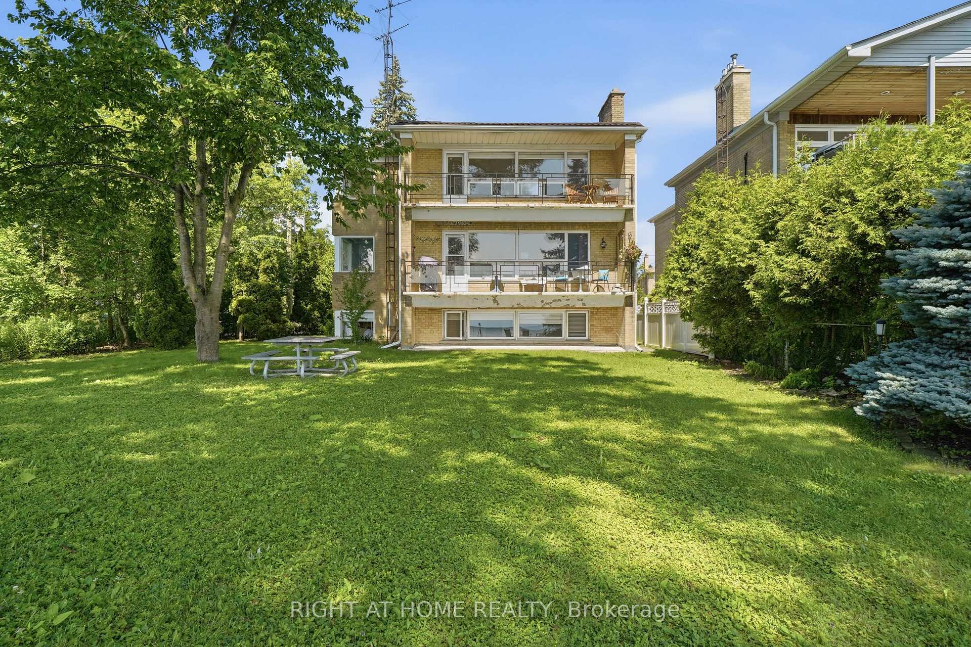 Photo 2 of 3 Carlis Place, Mississauga, Port Credit — HOMEH