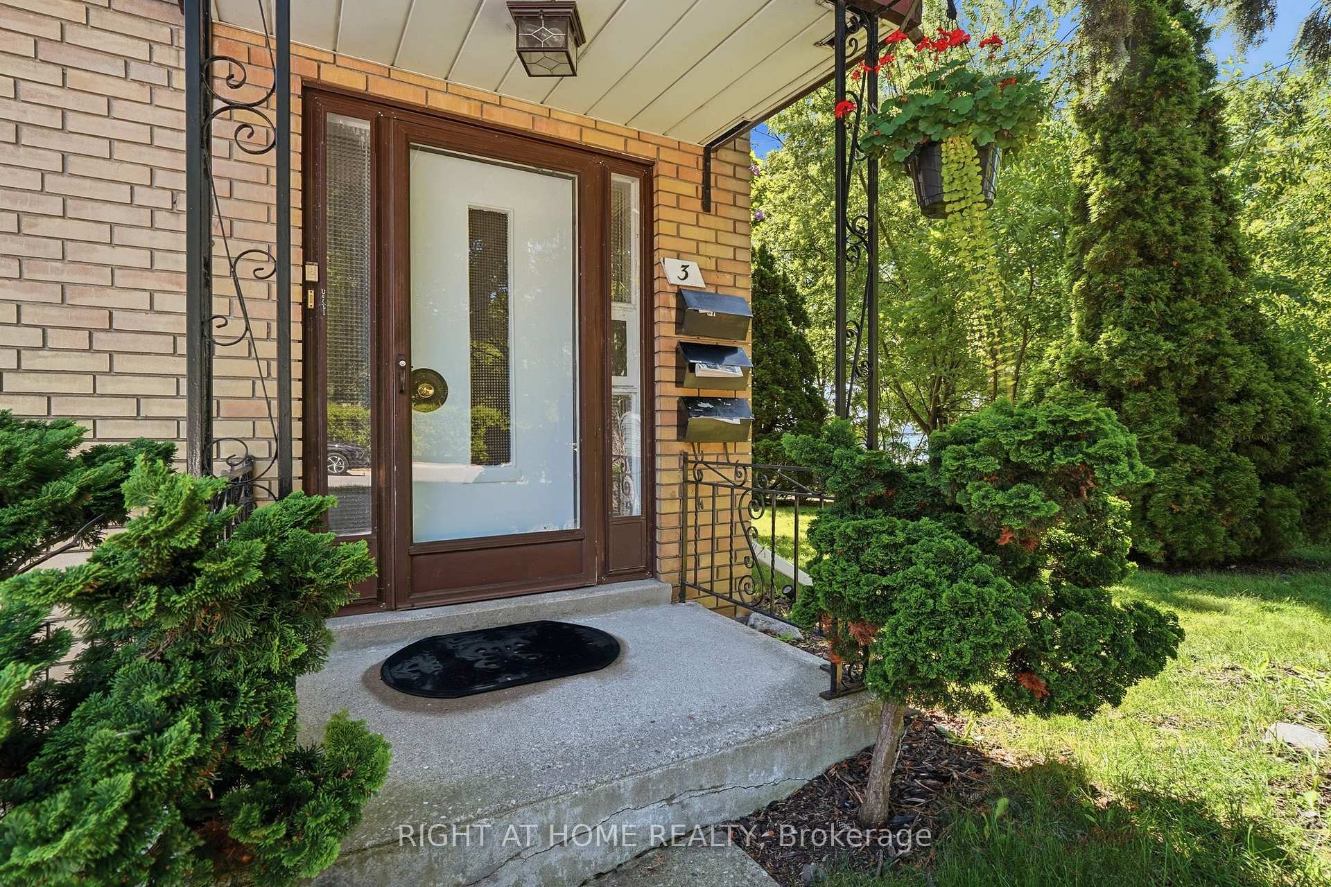 Photo 5 of 3 Carlis Place, Mississauga, Port Credit — HOMEH