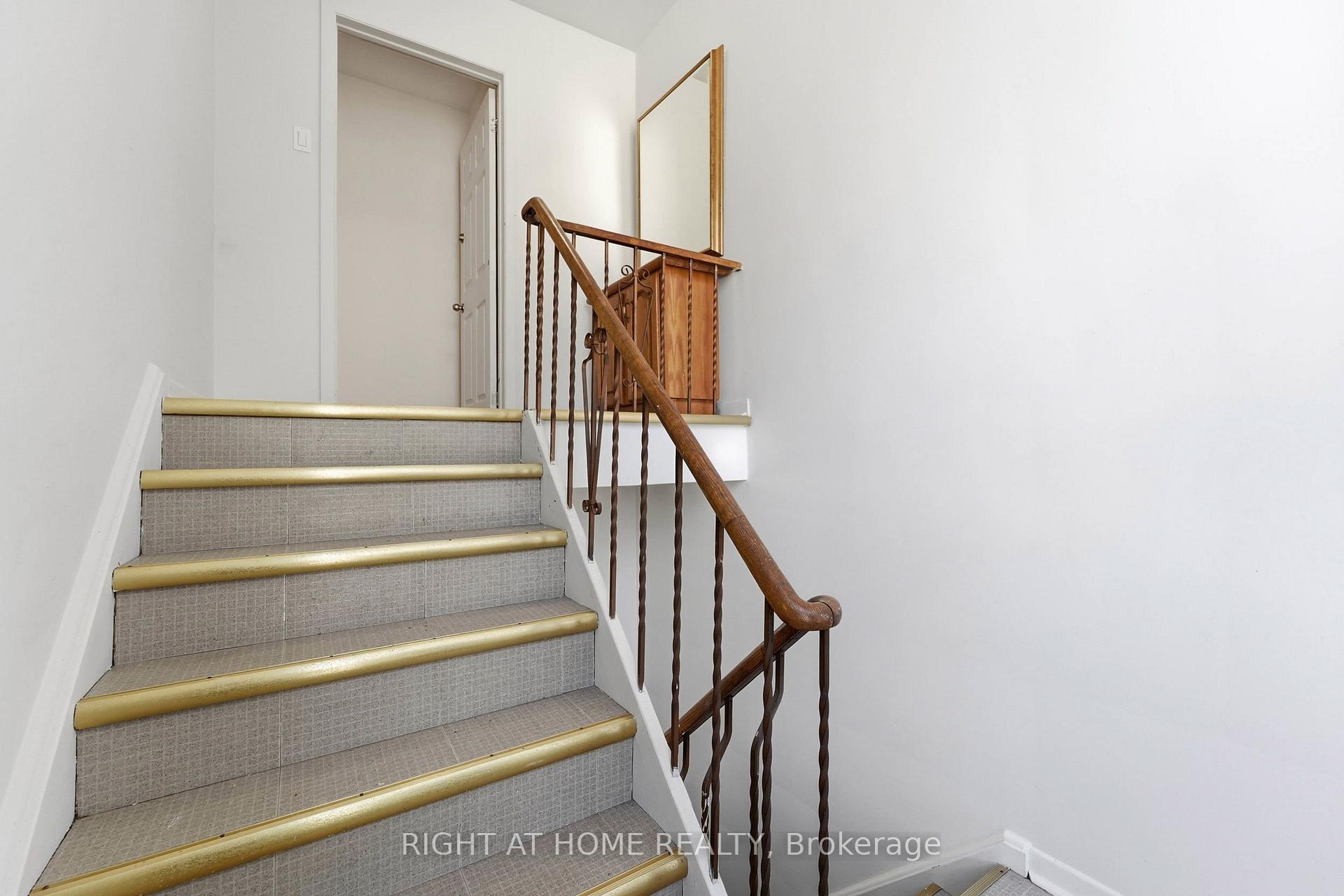 Photo 6 of 3 Carlis Place, Mississauga, Port Credit — HOMEH