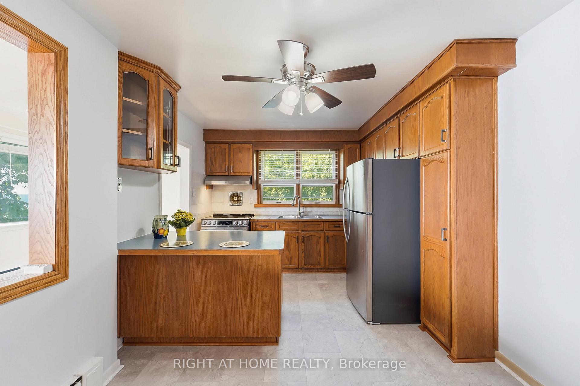 Photo 10 of 3 Carlis Place, Mississauga, Port Credit — HOMEH