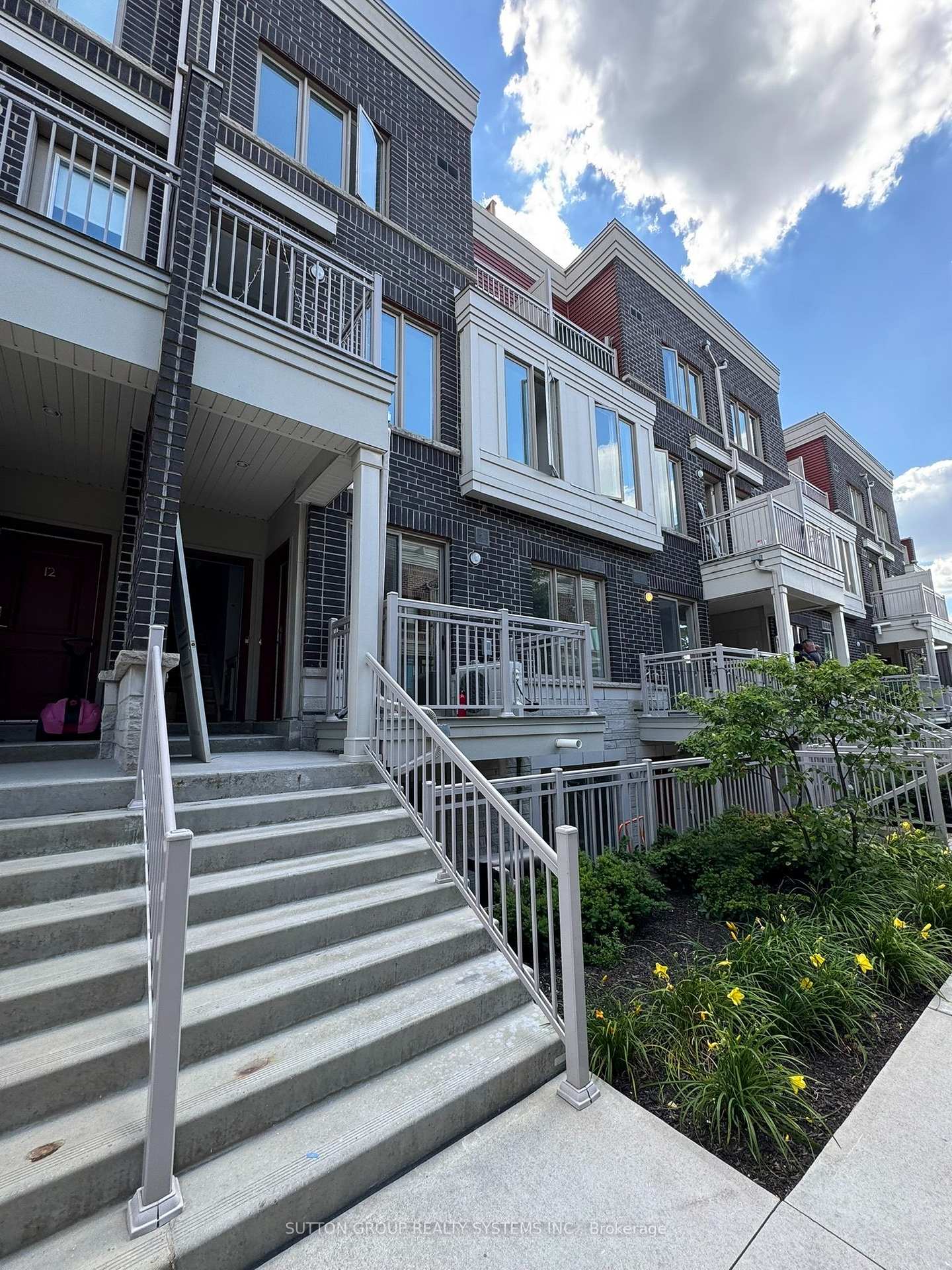 Front of Unit 10, 90 Eastwood Park Gardens