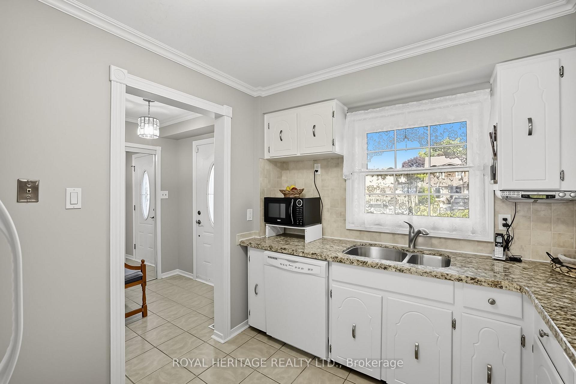 Photo 5 of Unit 6, 580 Eyer Drive, Pickering, West Shore — HOMEH