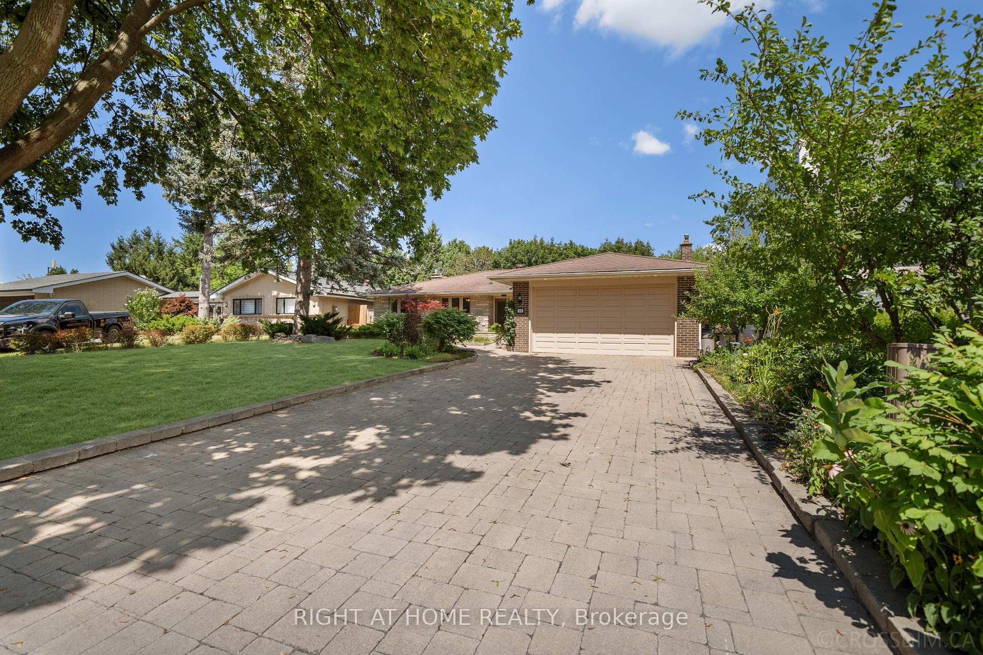 Photo 2 of 39 Grovetree Road, Etobicoke, Thistletown-Beaumonde Heights — HOMEH