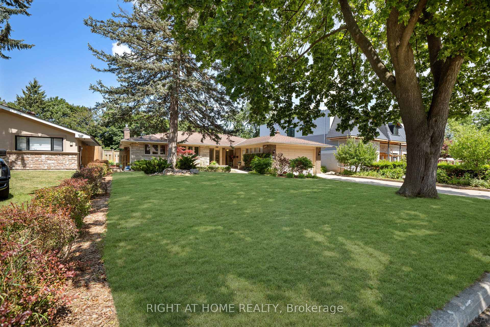 Photo 3 of 39 Grovetree Road, Etobicoke, Thistletown-Beaumonde Heights — HOMEH