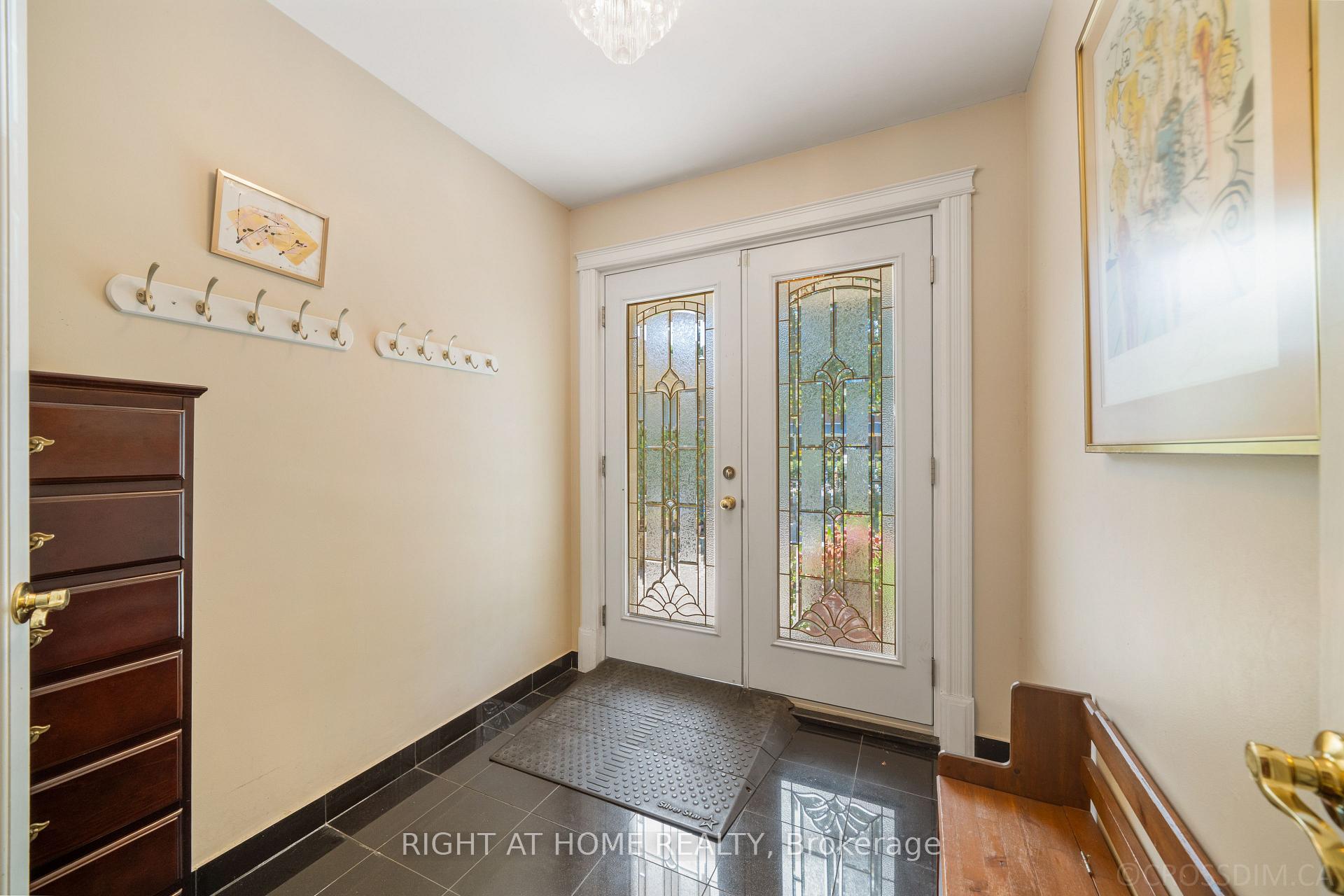 Photo 5 of 39 Grovetree Road, Etobicoke, Thistletown-Beaumonde Heights — HOMEH