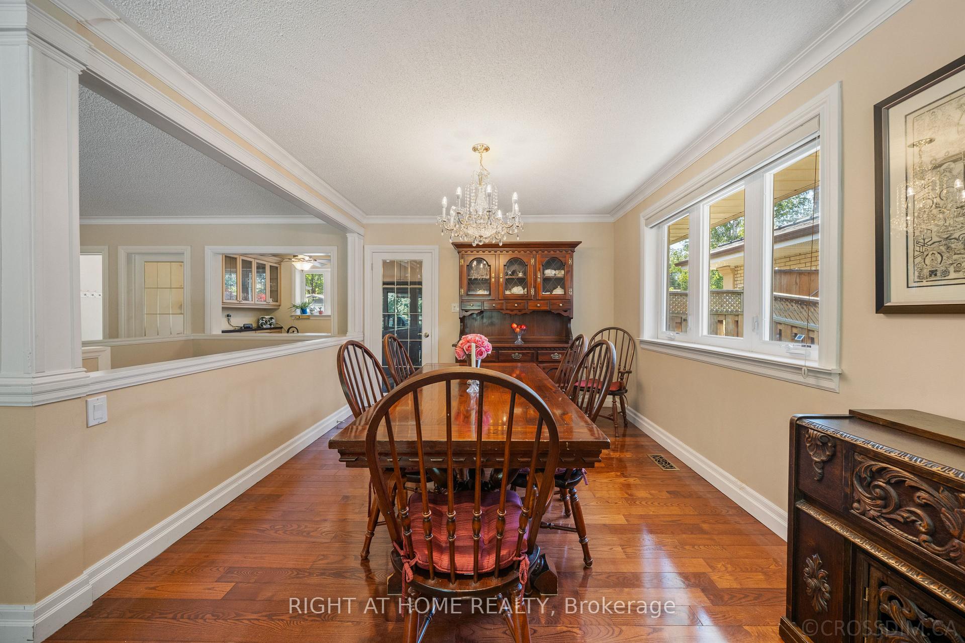 Photo 10 of 39 Grovetree Road, Etobicoke, Thistletown-Beaumonde Heights — HOMEH