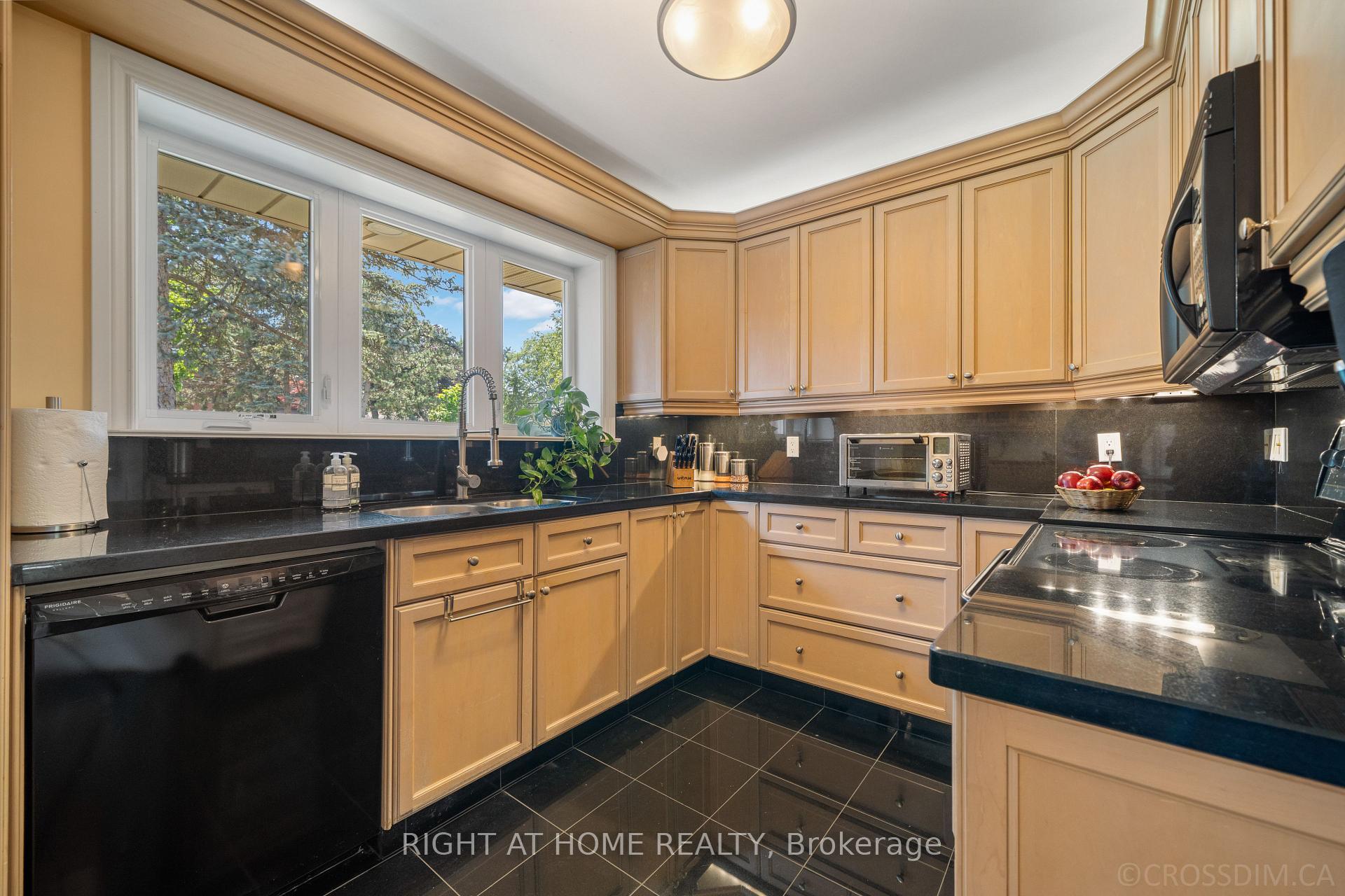 Photo 14 of 39 Grovetree Road, Etobicoke, Thistletown-Beaumonde Heights — HOMEH
