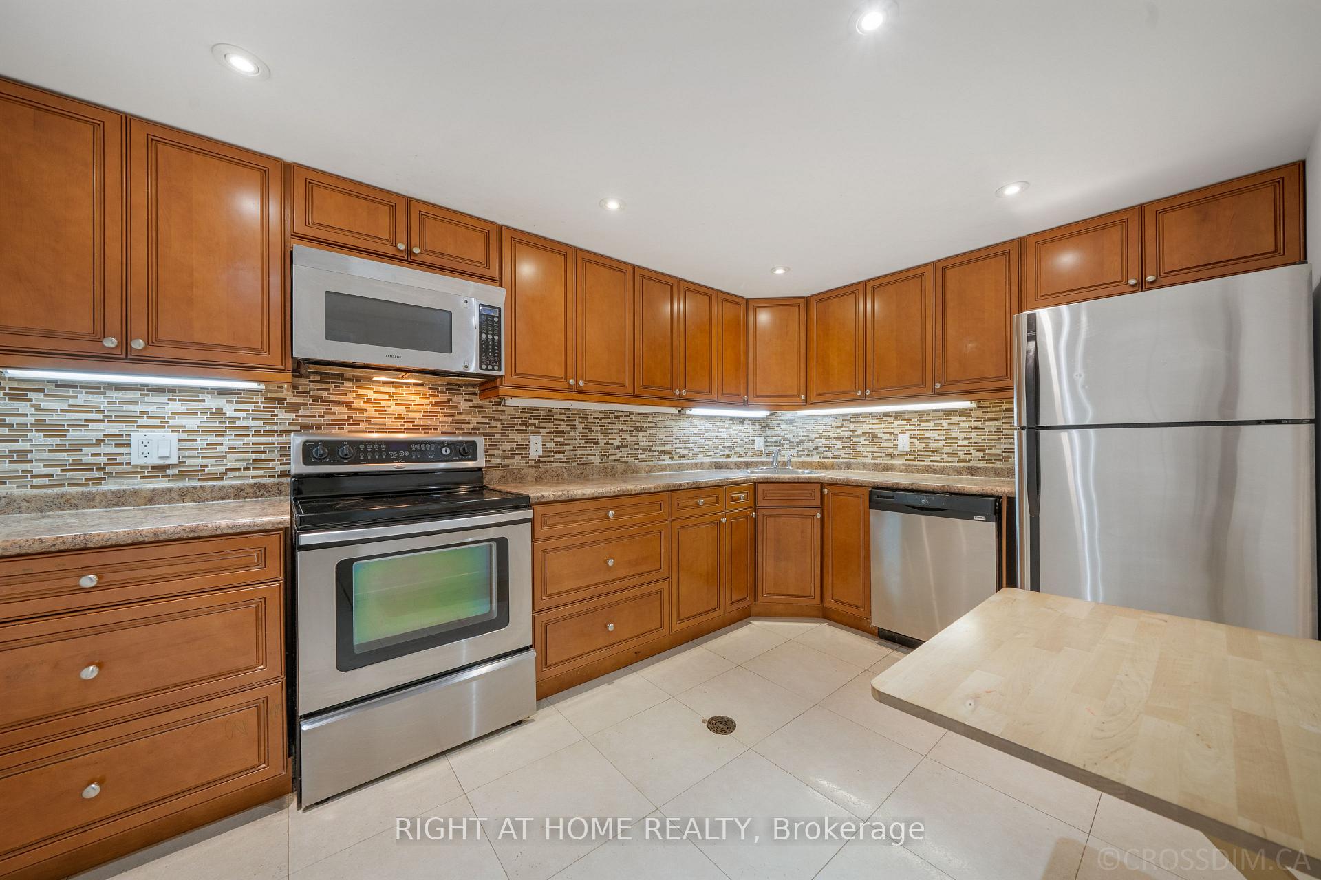 Photo 24 of 39 Grovetree Road, Etobicoke, Thistletown-Beaumonde Heights — HOMEH