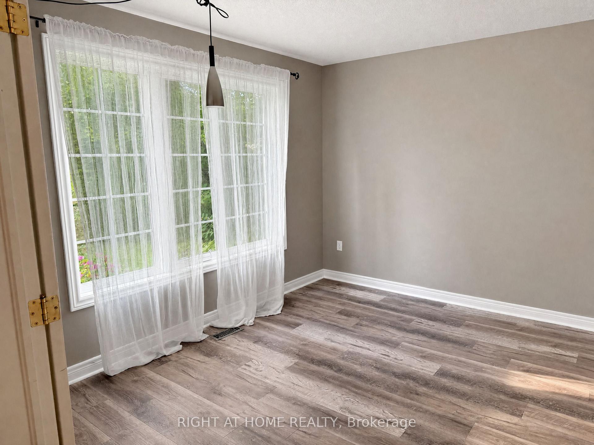 Photo 3 of 890 Guildwood Boulevard, London, North M — HOMEH