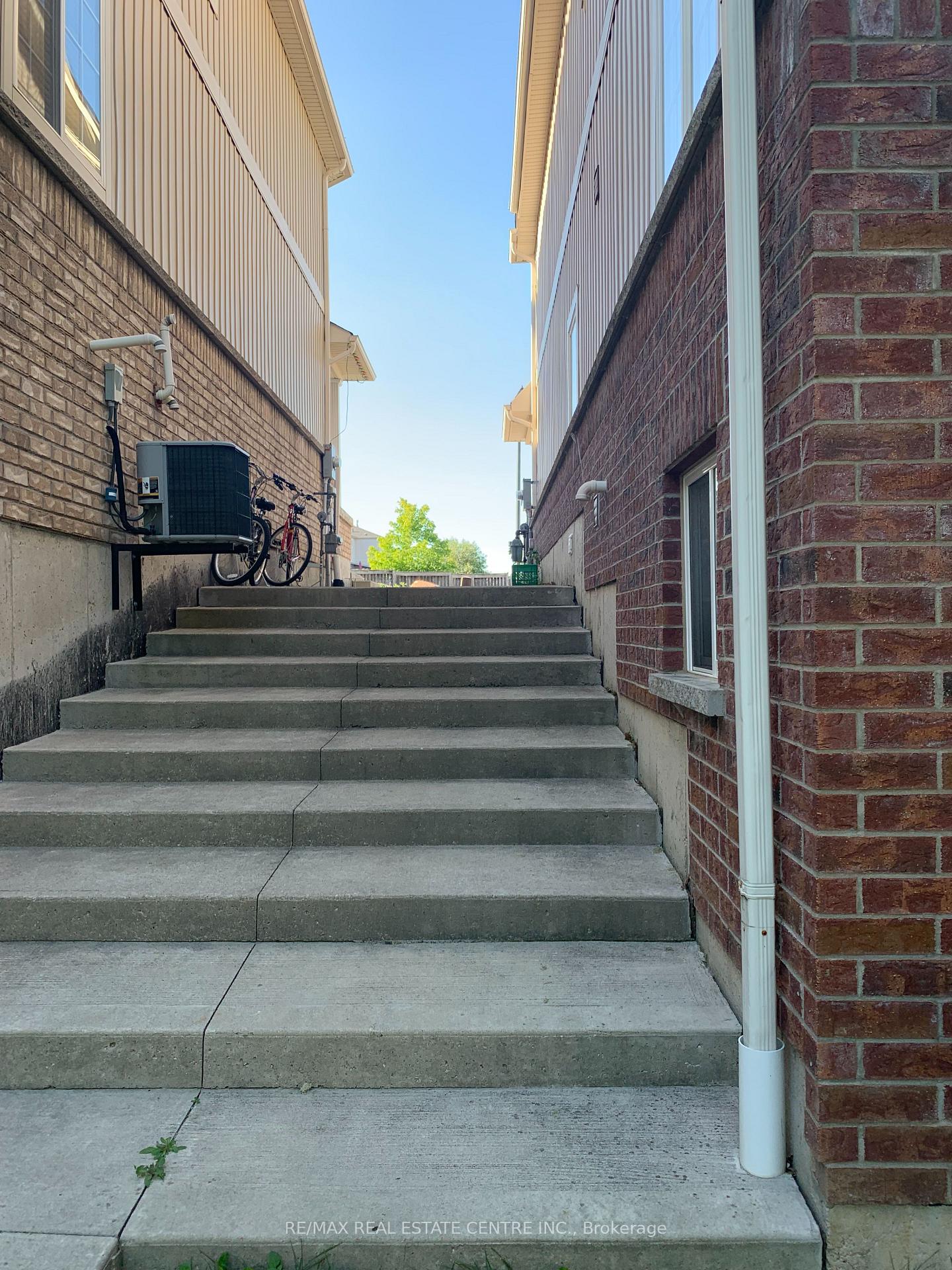 Photo 3 of Unit Lower, 54 Victor Large Way, Orangeville — HOMEH