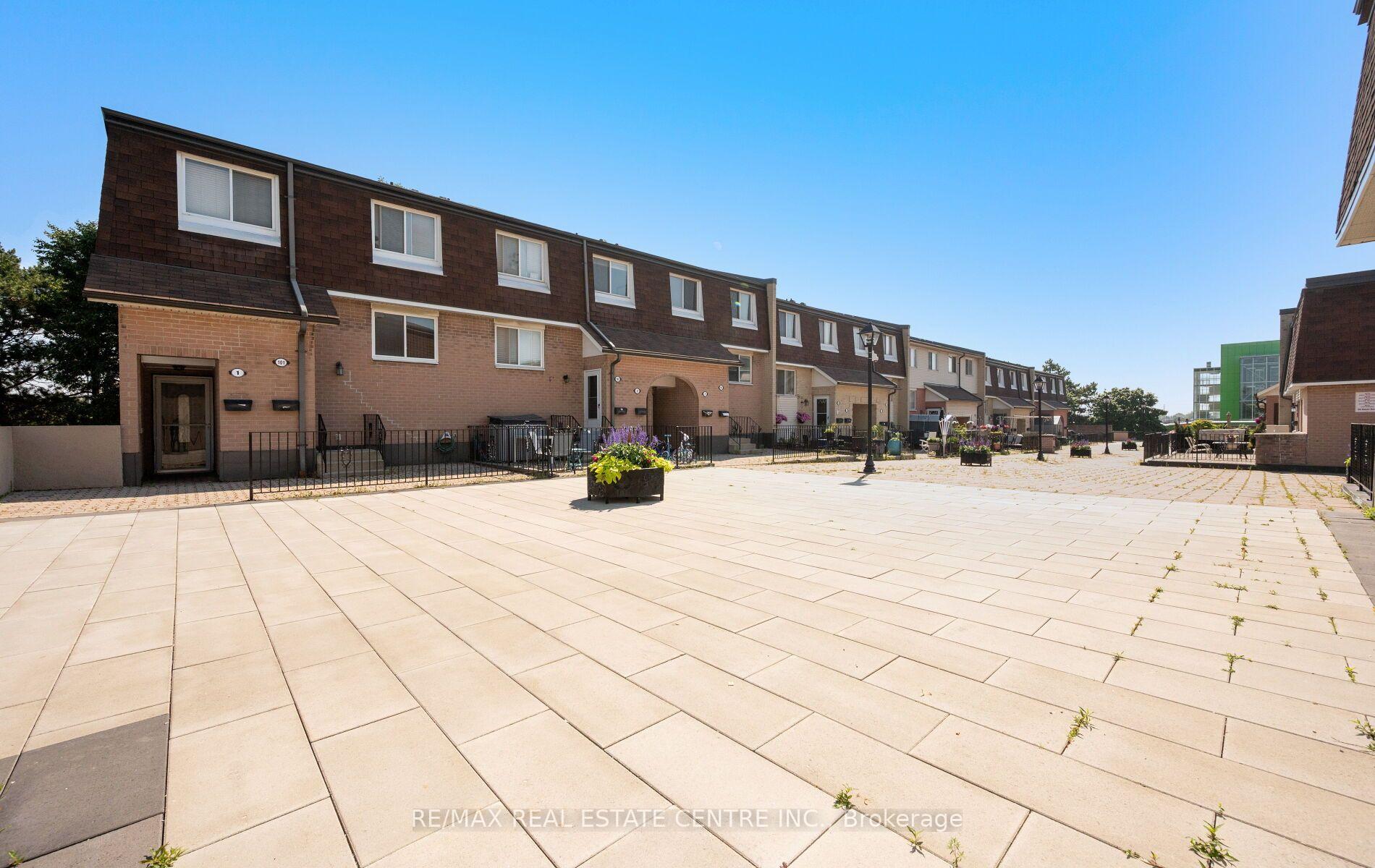 Photo 3 of Unit 2, 2170 Bromsgrove Road, Mississauga, Clarkson — HOMEH