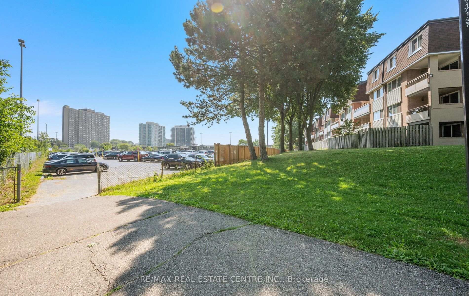 Photo 4 of Unit 2, 2170 Bromsgrove Road, Mississauga, Clarkson — HOMEH