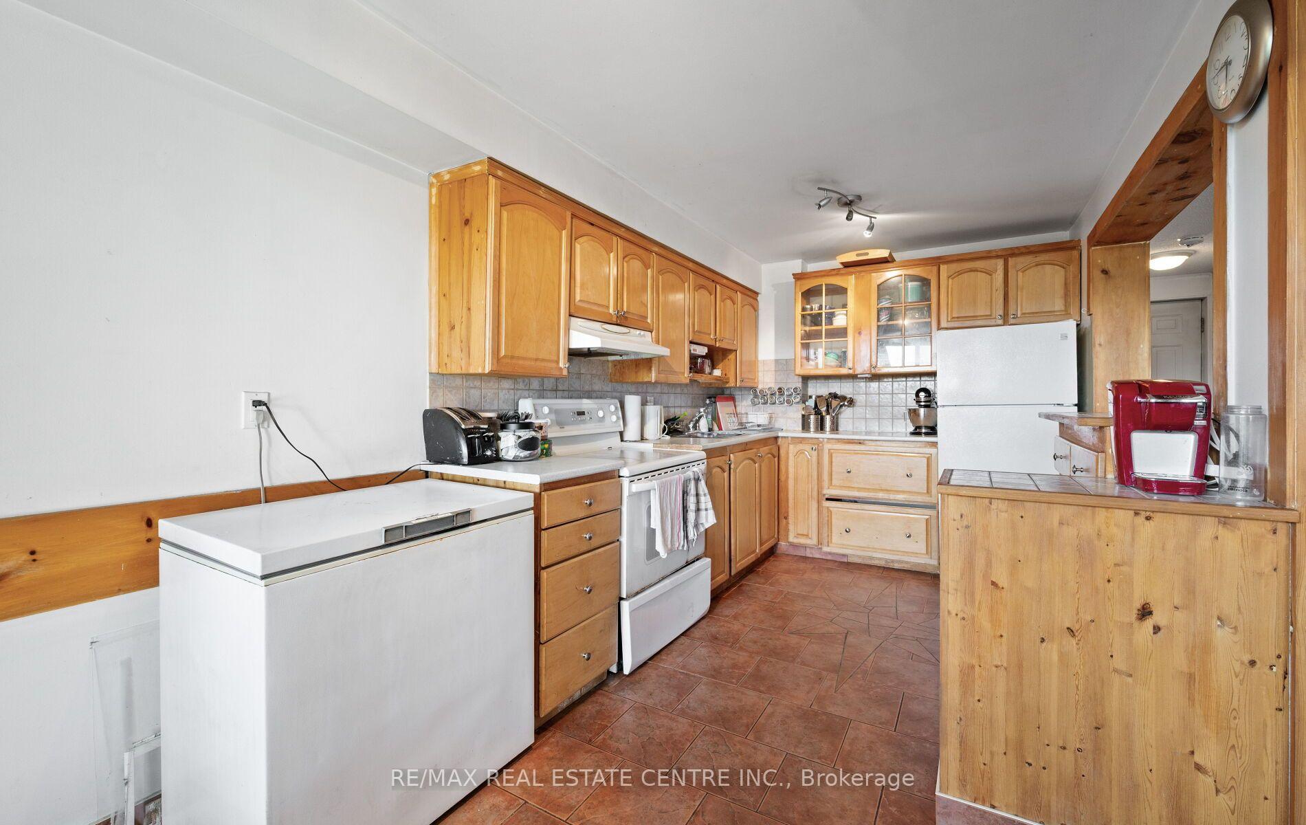 Photo 10 of Unit 2, 2170 Bromsgrove Road, Mississauga, Clarkson — HOMEH