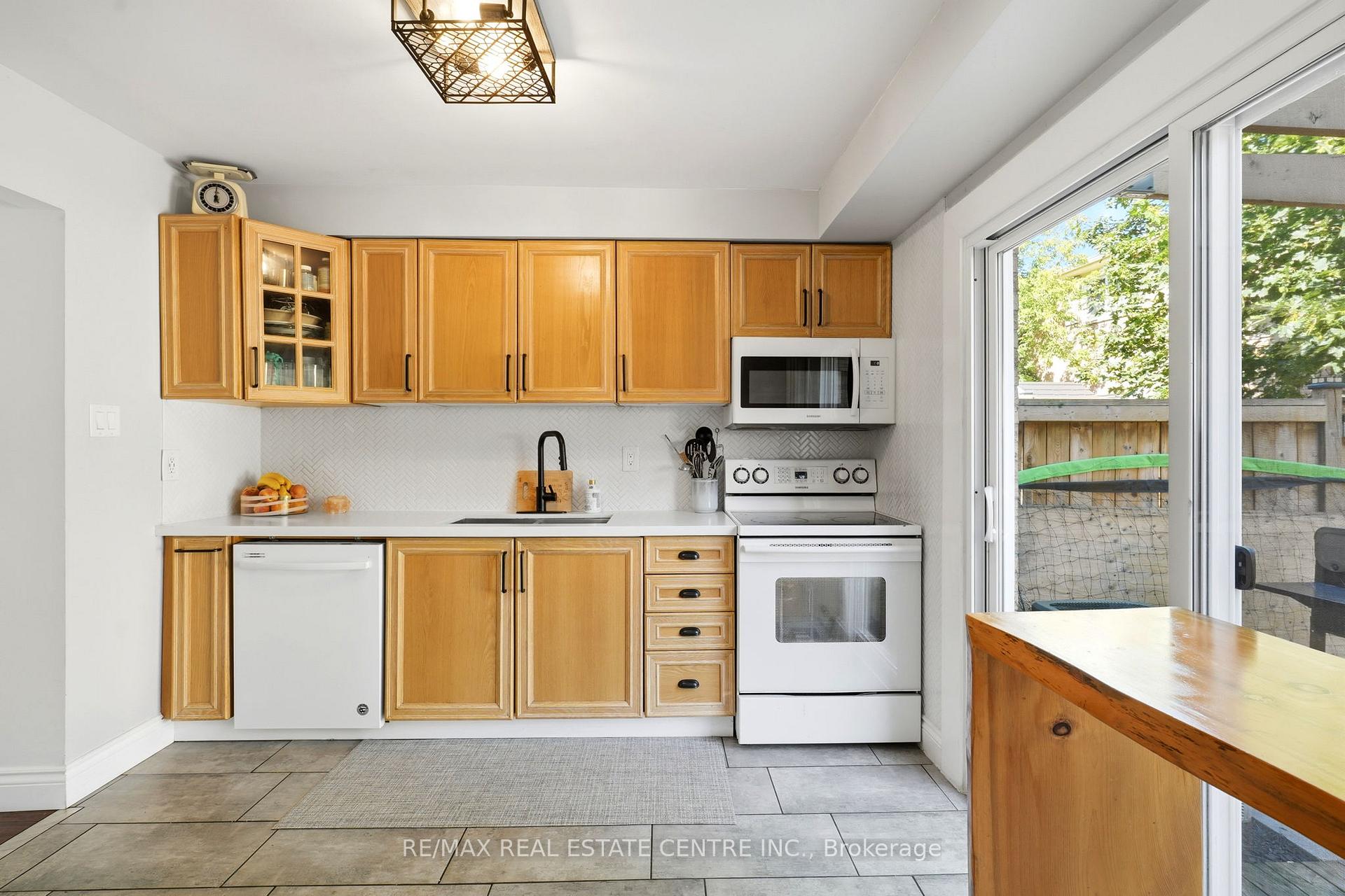 Photo 9 of 37 Rushmore Crescent, Brampton, Heart Lake East — HOMEH