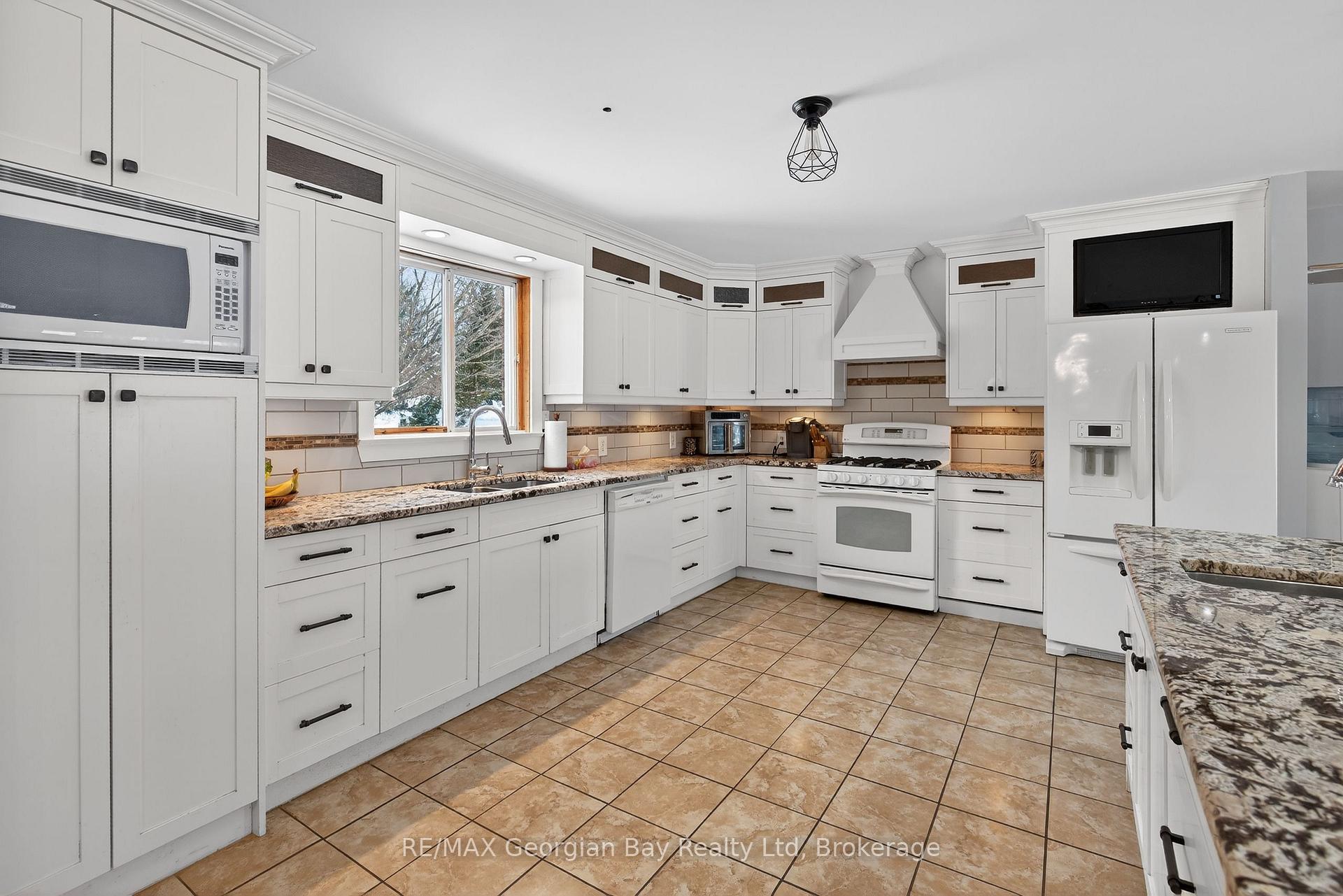 Photo 9 of 63 Lepage Drive, Penetanguishene — HOMEH