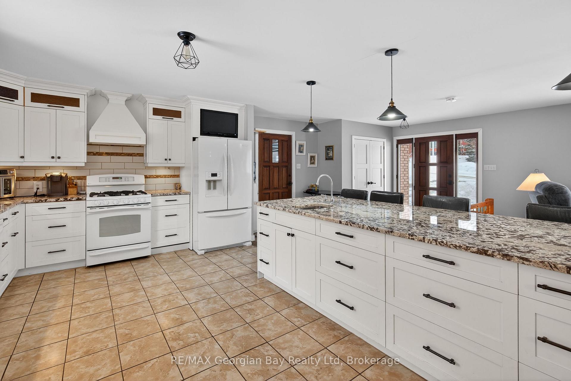 Photo 10 of 63 Lepage Drive, Penetanguishene — HOMEH