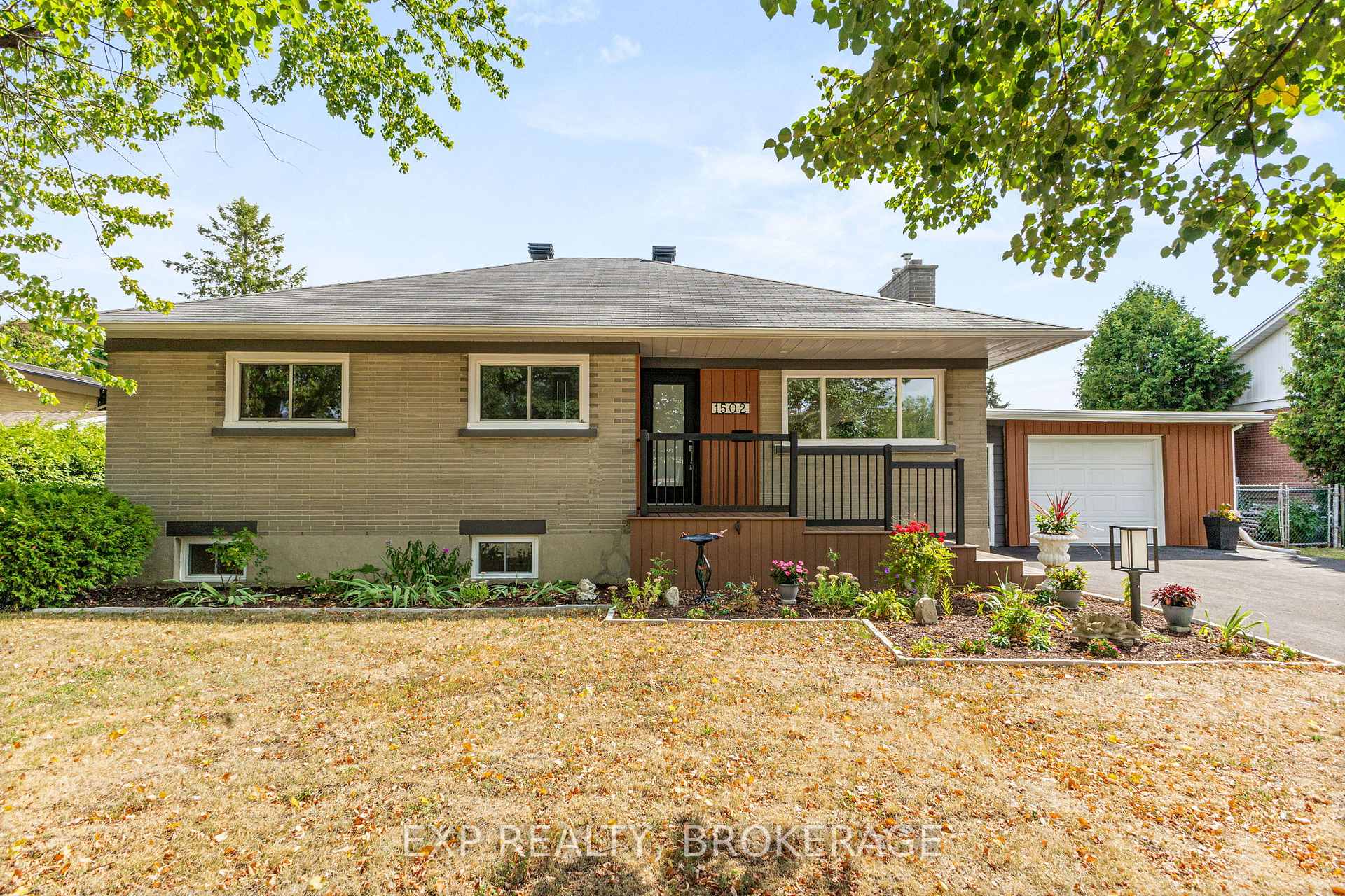Photo 2 of 1502 Farnsworth Avenue, Ottawa, Alta Vista — HOMEH