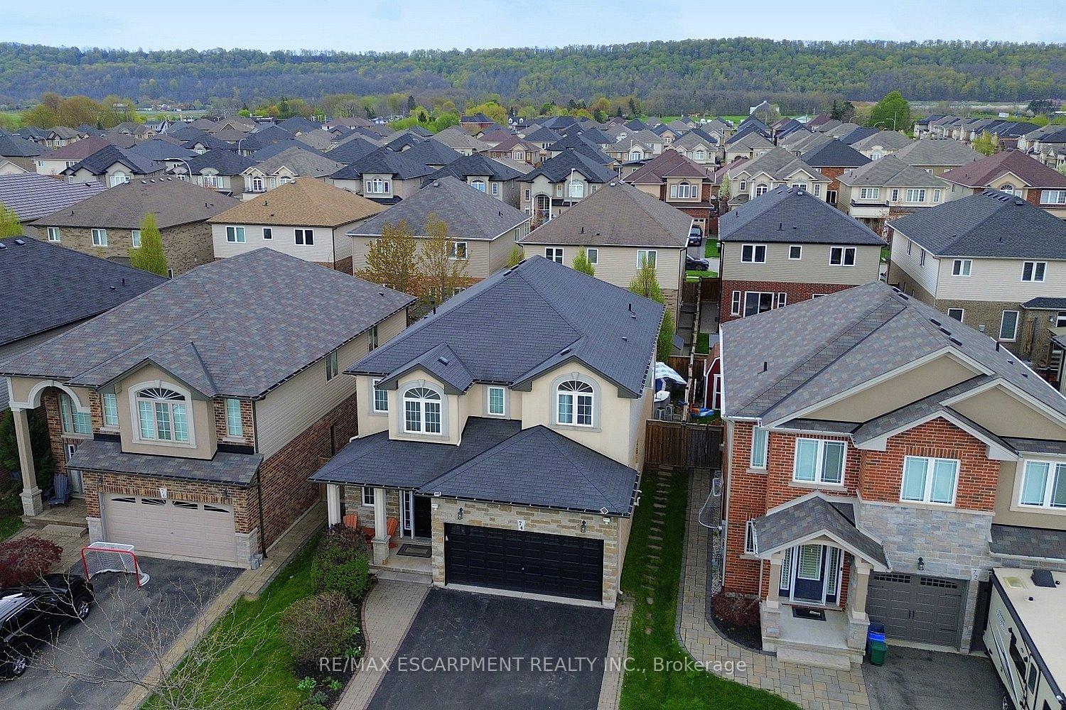 Photo 2 of 74 Lampman Drive, Grimsby, Grimsby West — HOMEH