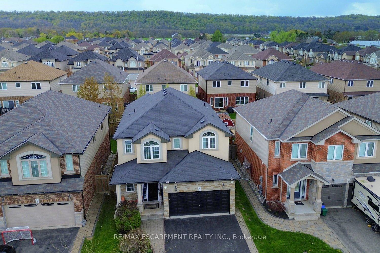 Photo 3 of 74 Lampman Drive, Grimsby, Grimsby West — HOMEH