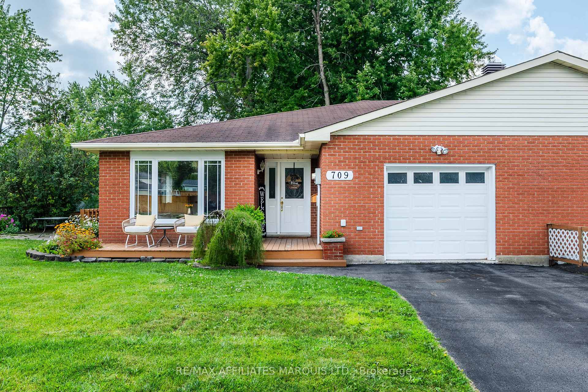 Photo 2 of 709 Champlain Drive, Cornwall, Cornwall — HOMEH