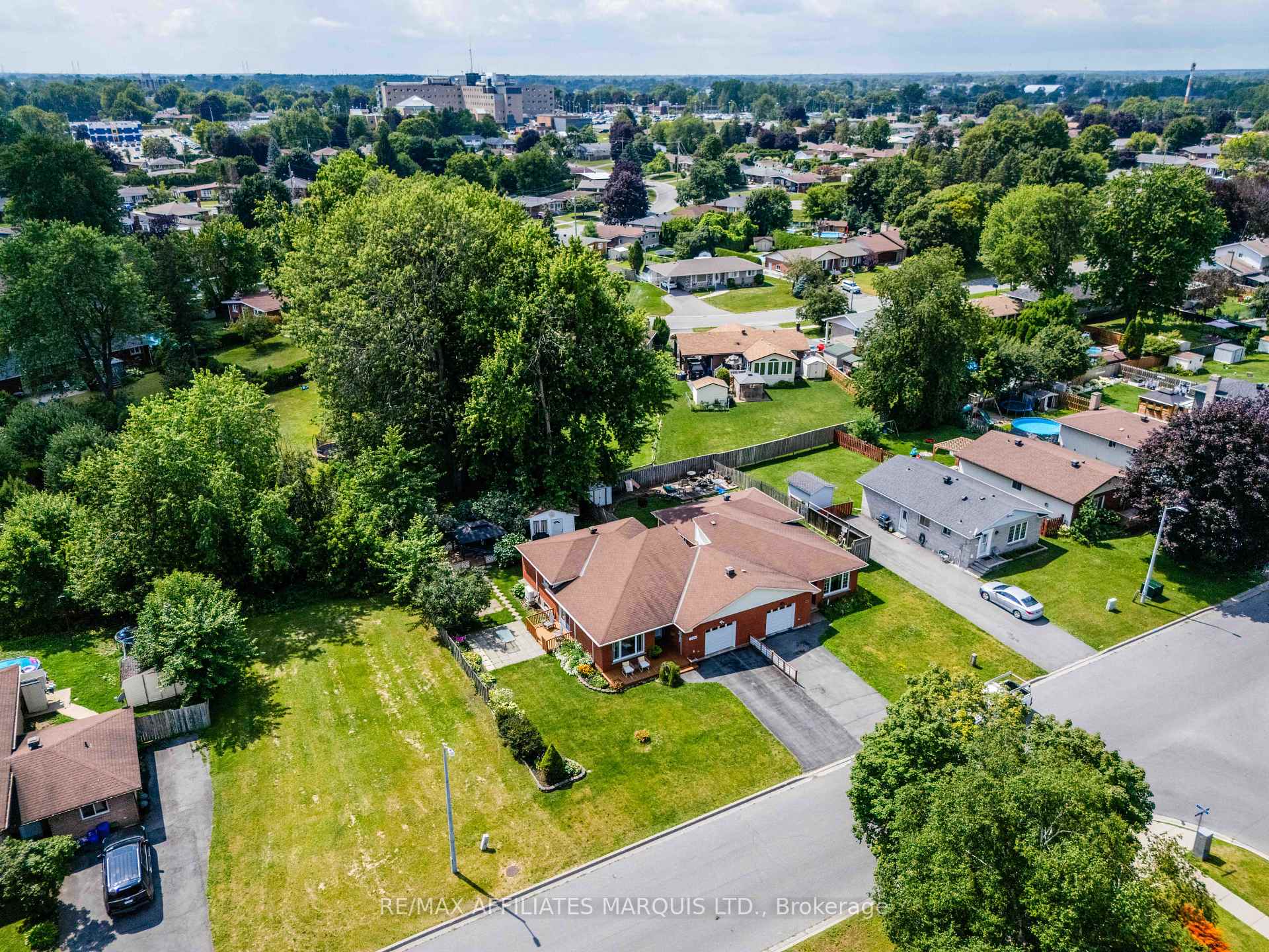 Photo 3 of 709 Champlain Drive, Cornwall, Cornwall — HOMEH
