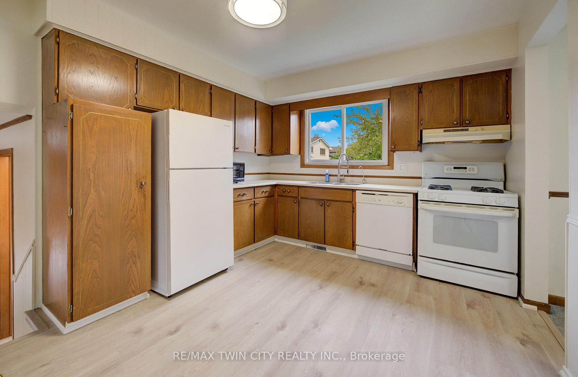 Photo 10 of 75 Balmoral Drive, Guelph, Riverside Park — HOMEH