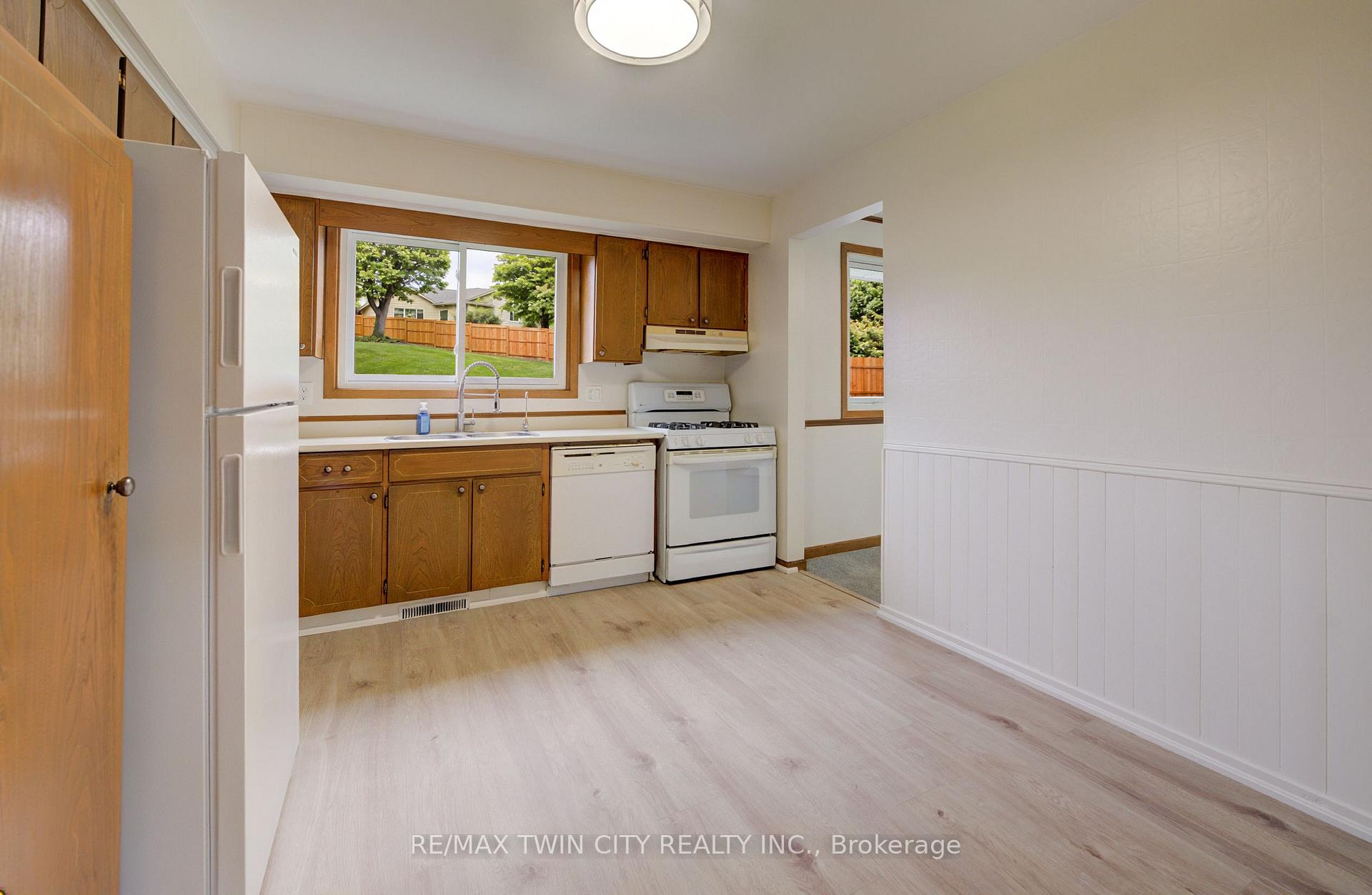 Photo 11 of 75 Balmoral Drive, Guelph, Riverside Park — HOMEH