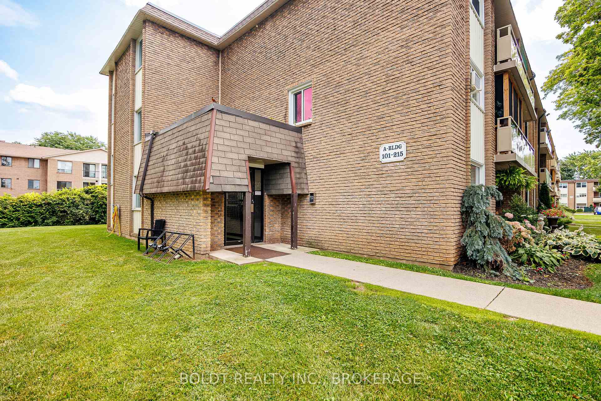 Photo 3 of Unit 209, 41 Rykert Street, St. Catharines, Western Hill — HOMEH
