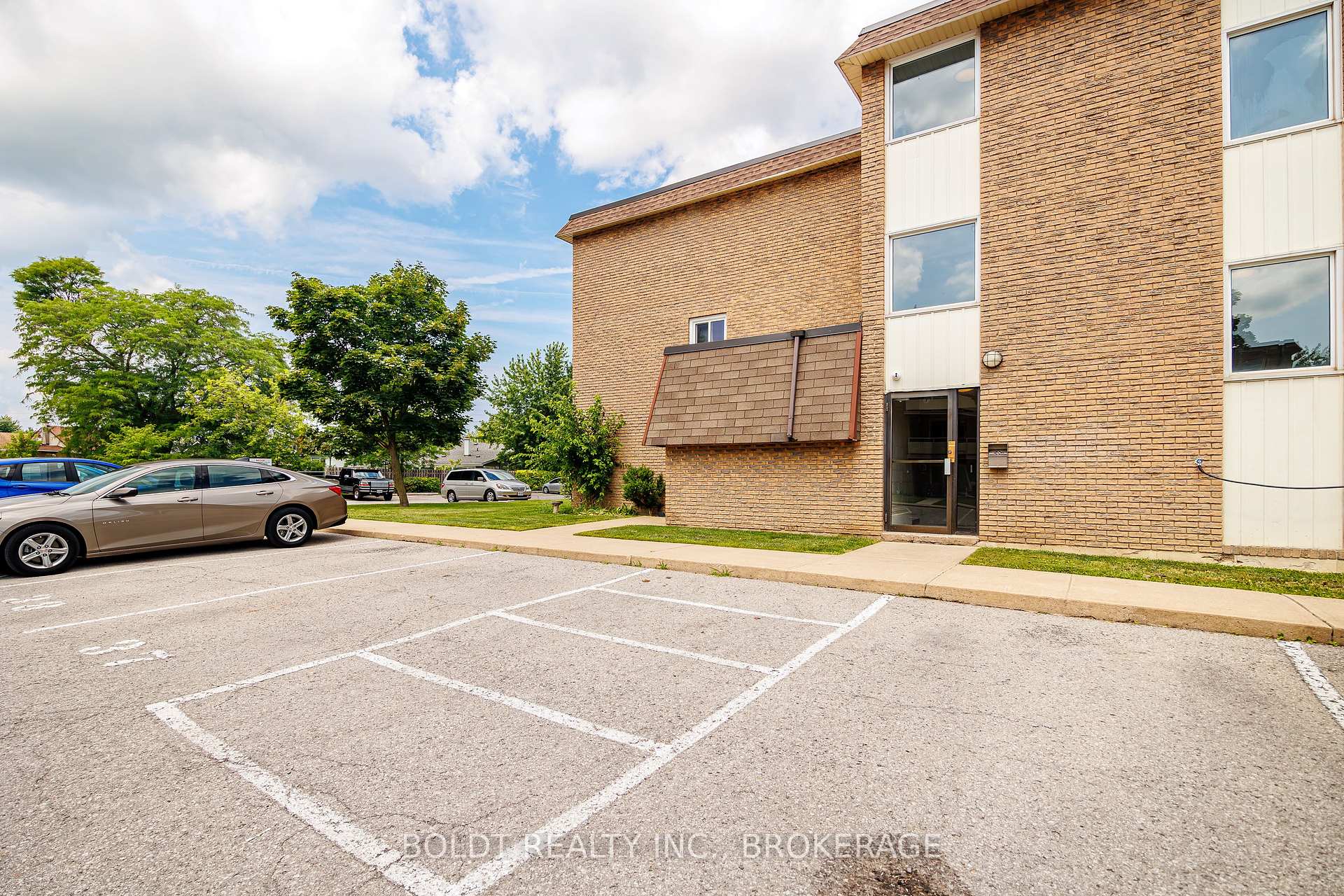 Photo 5 of Unit 209, 41 Rykert Street, St. Catharines, Western Hill — HOMEH