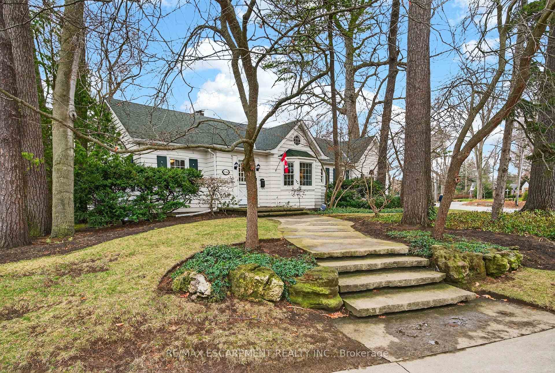 Photo 3 of 3046 South Drive, Burlington, Roseland — HOMEH